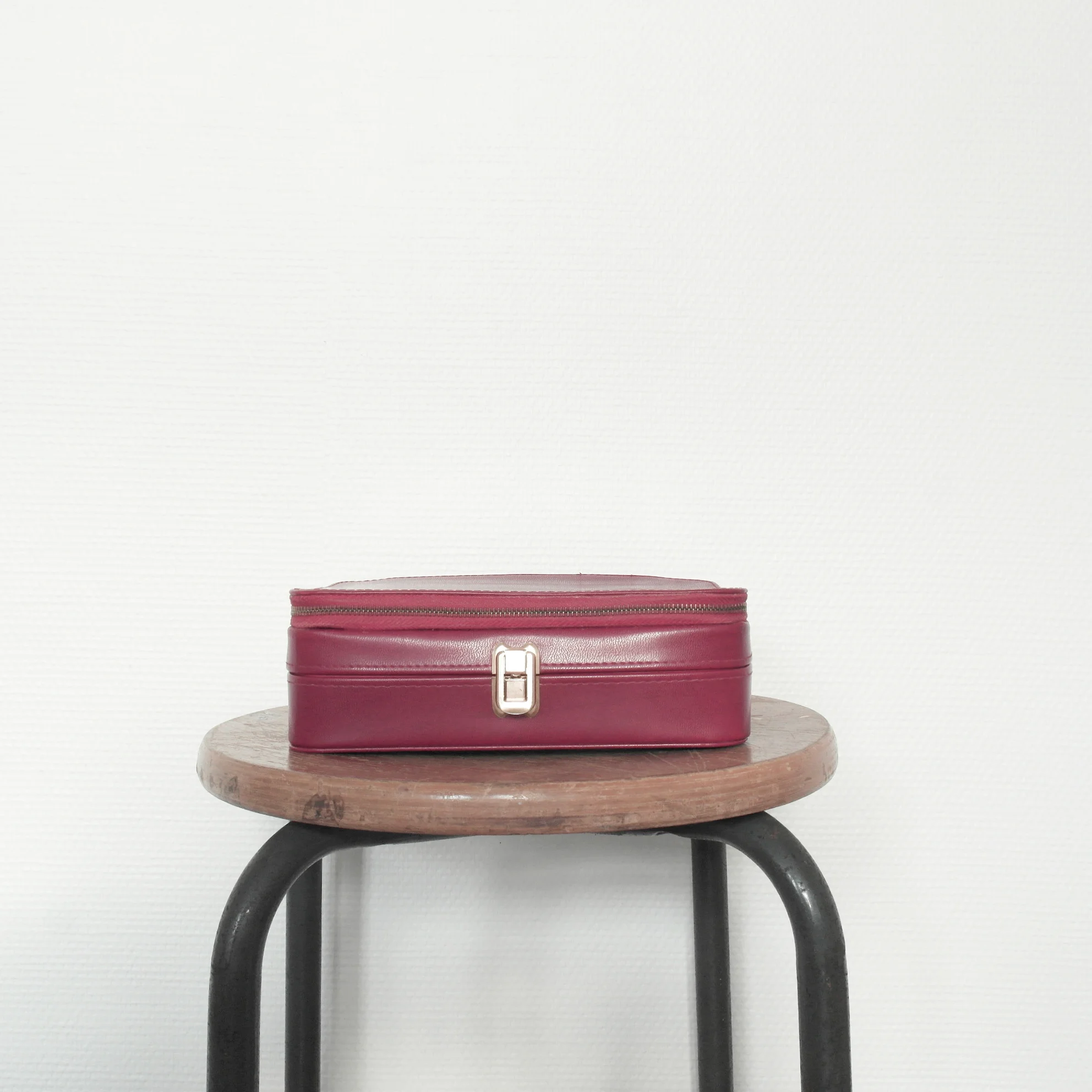 pochette vintage en cuir zippé rouge usure studio