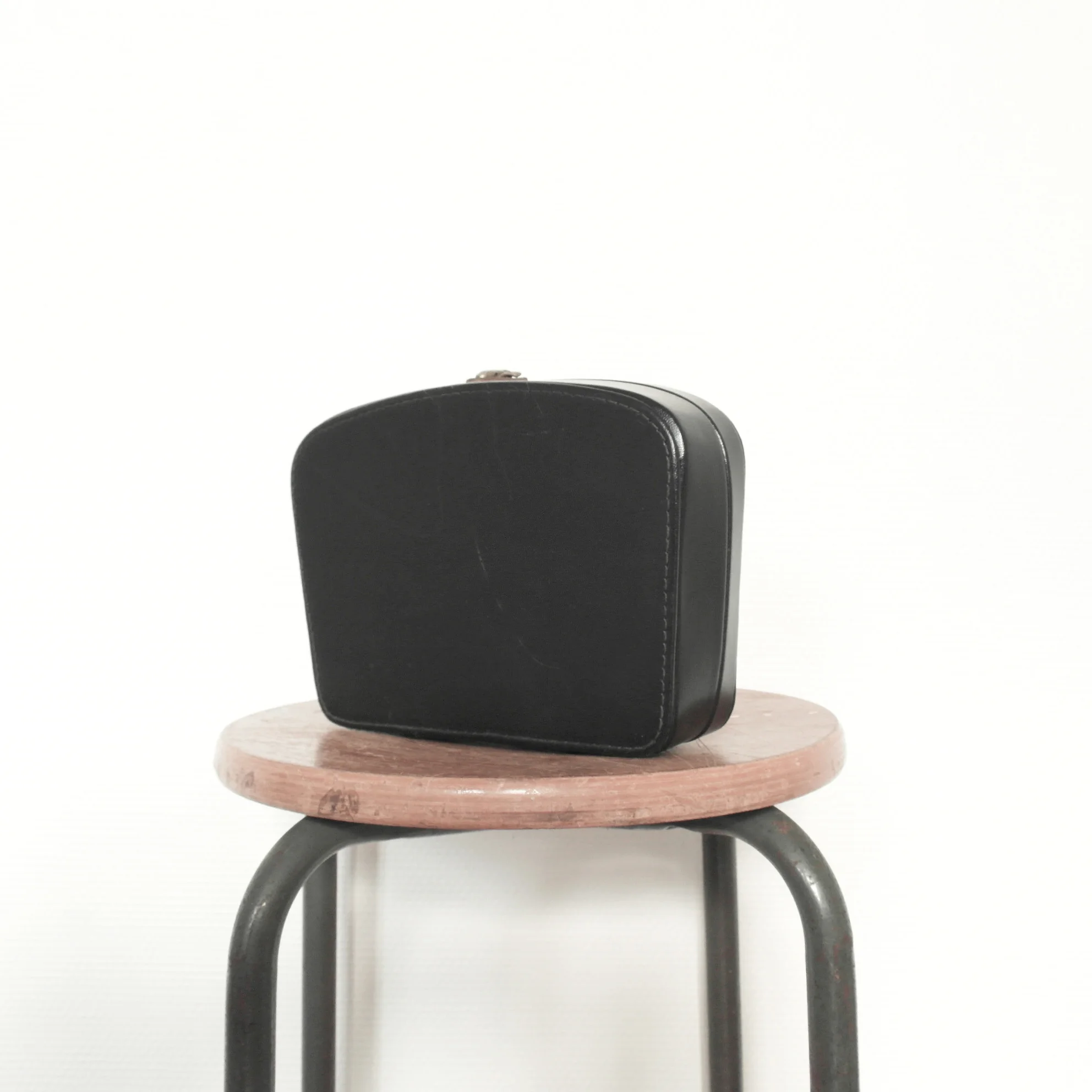 pochette vintage en cuir noir usure studio
