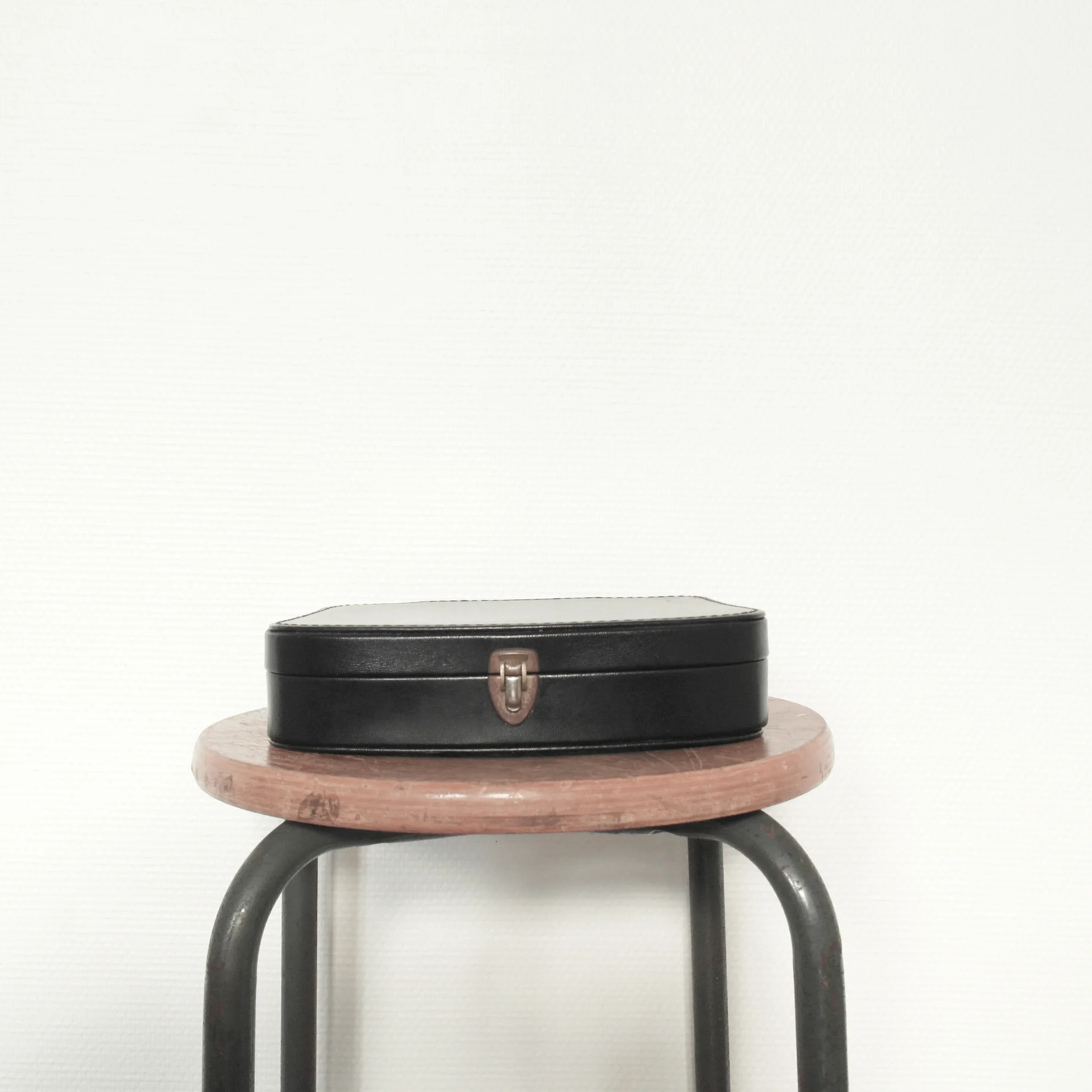 pochette vintage en cuir noir usure studio