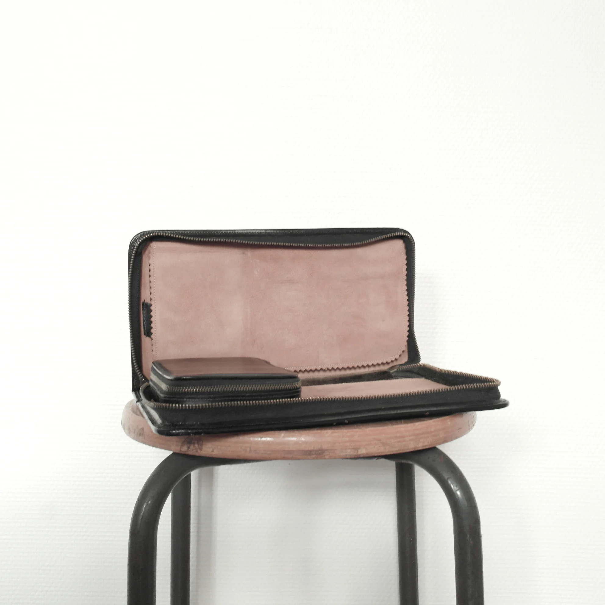 pochette large vintage en cuir noir usure studio