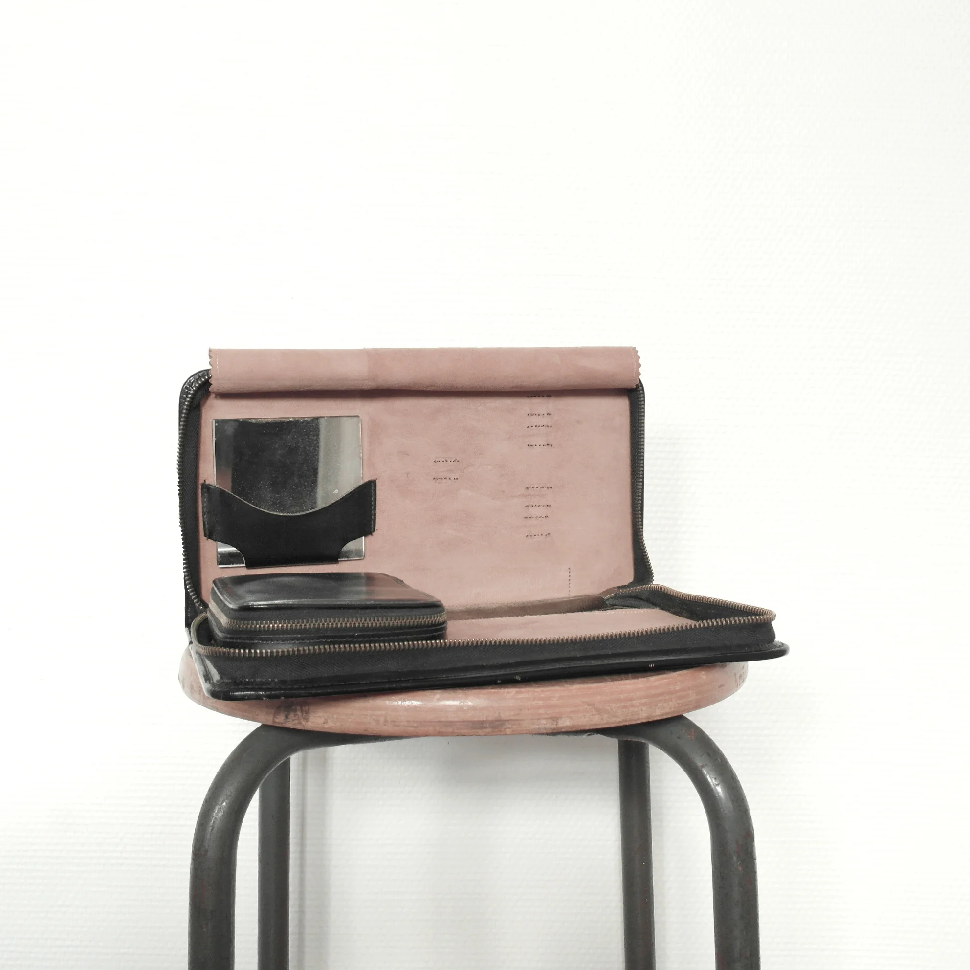 pochette large vintage en cuir noir usure studio