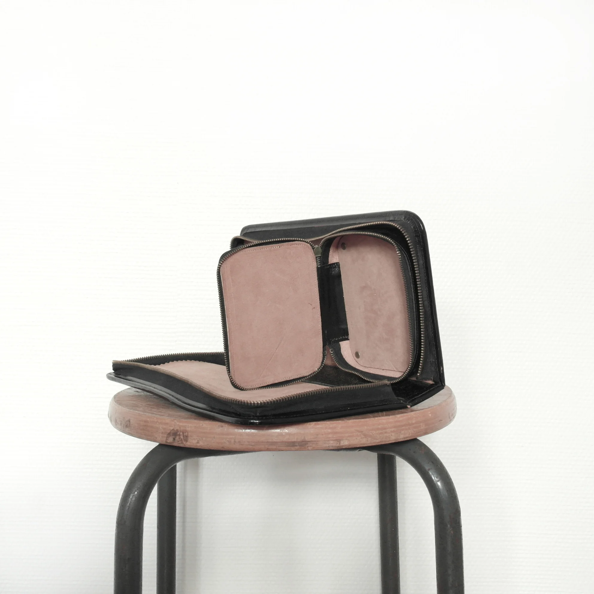 pochette large vintage en cuir noir usure studio