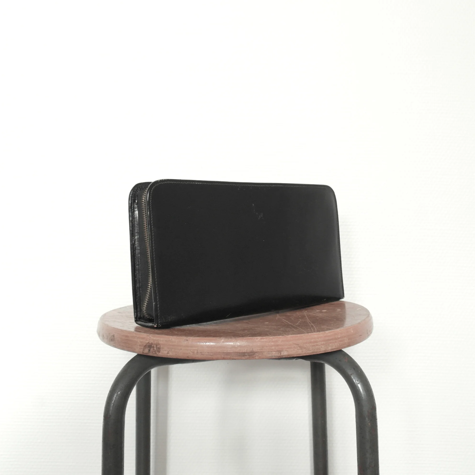 pochette large vintage en cuir noir usure studio