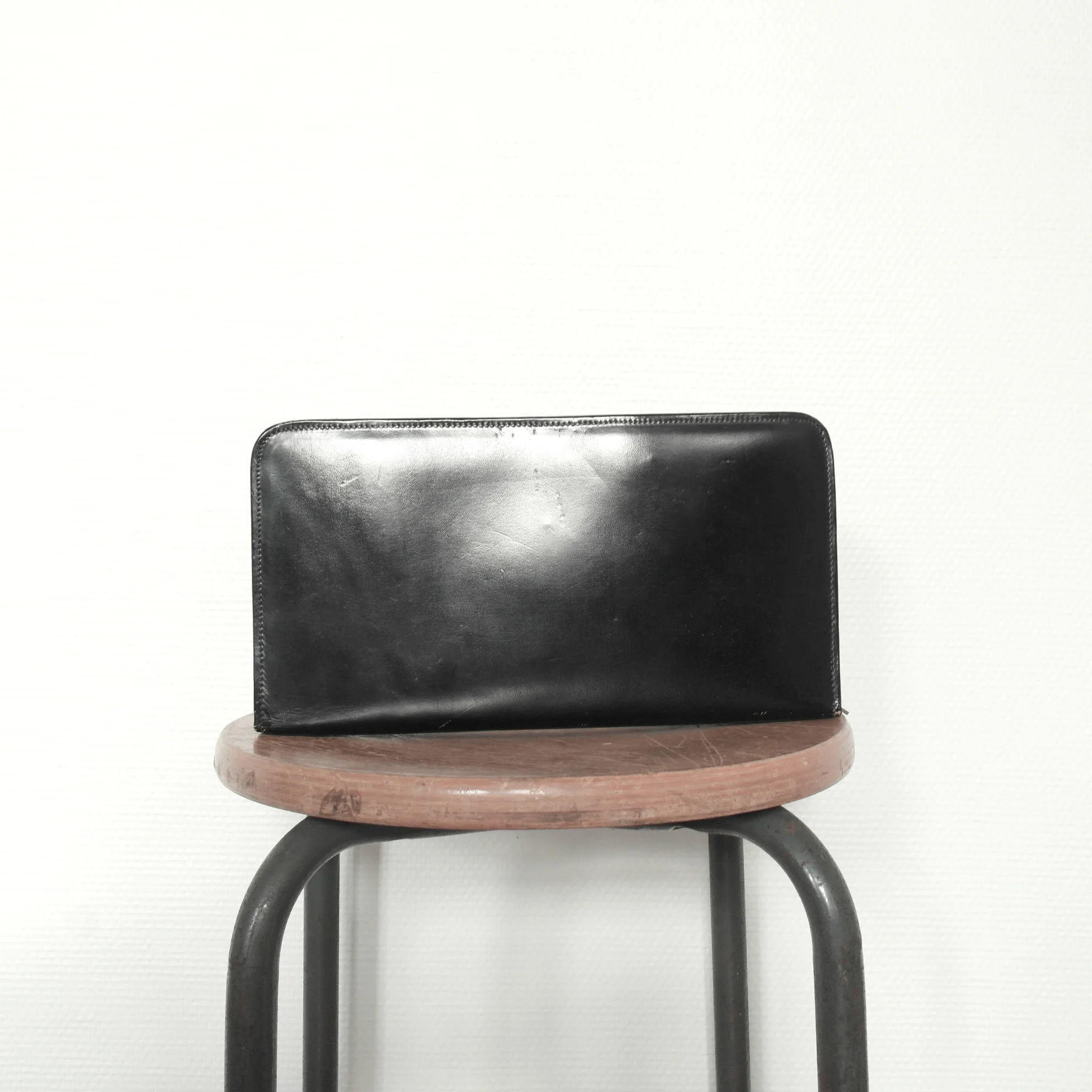 pochette large vintage en cuir noir usure studio