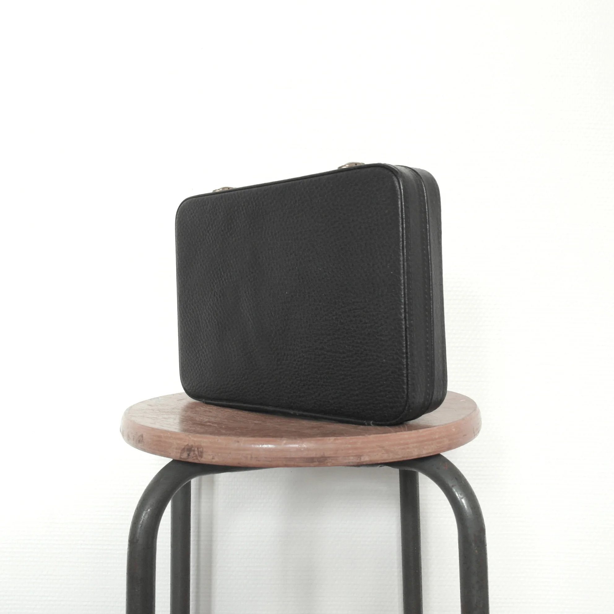 pochette vintage en cuir noir usure studio