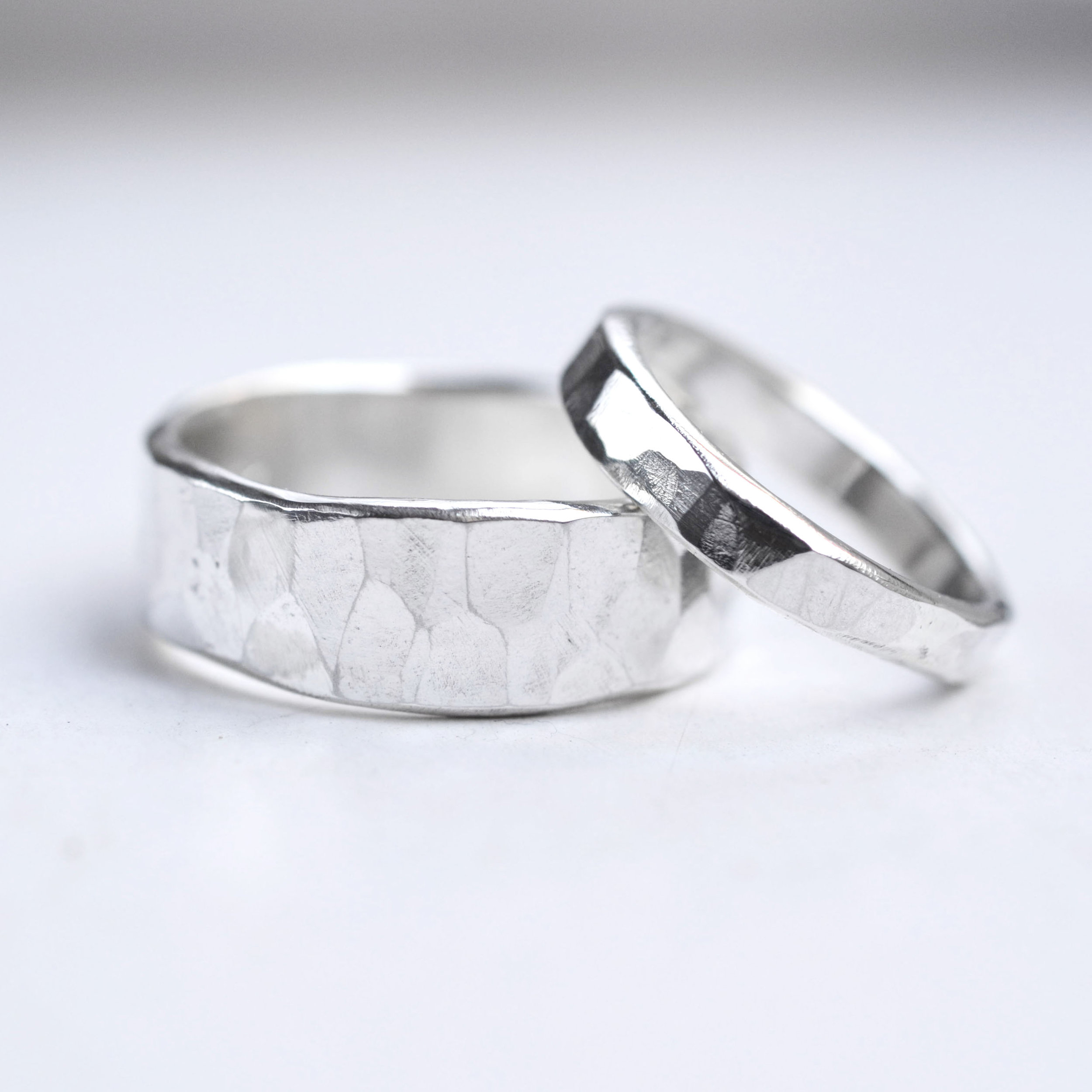 Можно ли серебряное обручальное кольцо. Серебряное обручальное кольцо. Свадебные кольца серебряные. Обручальное кольцо из серебра. Красивые серебряные обручальные кольца.