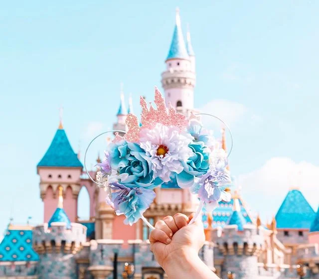 Disneyland Withdrawal is hitting me hard this morning! 😩 As soon as I start going through my photos from the trip i immediately want to go back!  Comment below if you get Disneyland Withdrawals and what you do to get ride of them! 👇🏻🎉🤪
.
.
.
My 