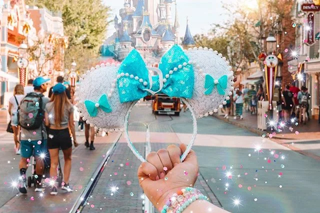 We leave for #disneyland on Saturday Enchanters!!! 🙌🏻✨ But we have to make a quick stop in LA first for the #littlemermaid live concert hosted by @livenation and @disney ! I still cannot believe I got invited to this super exciting event 😍🥰 i can
