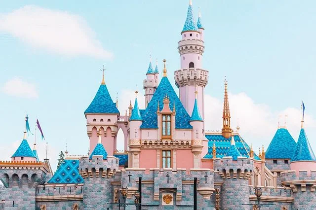I have seen the updated castle and WOW she is a stunner!!! The colors are incredible and i just love the pixie dust detailing !!! I am so glad disney finally gave her the colors she deserved! 🙌🏻✨ #disneycastle
.
.
.
Hope you have all been enjoying 