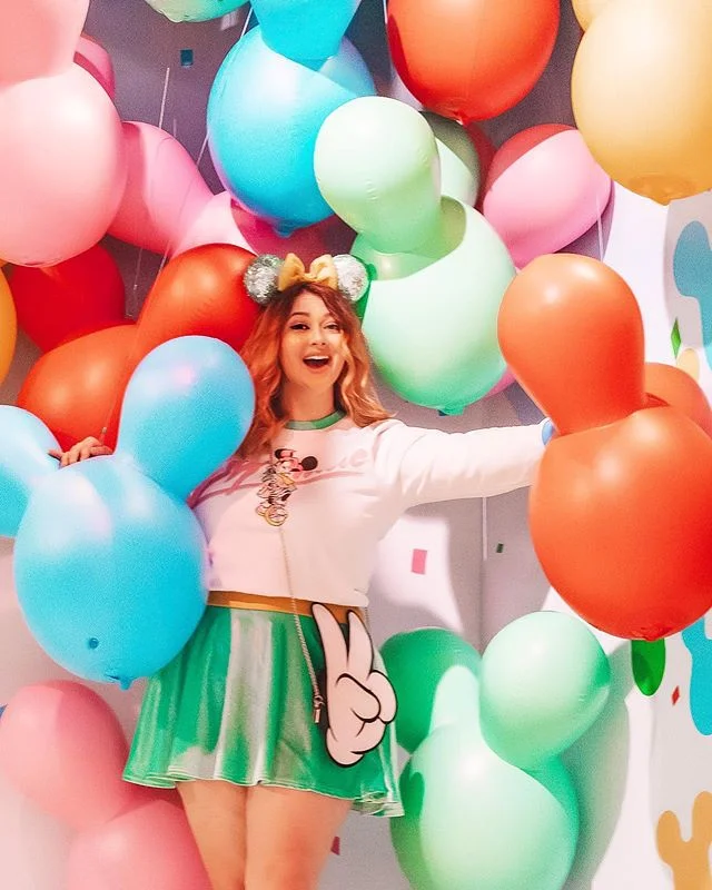Have you checked out the new  #popupdisney pop up photo experience located in the old ESPN center in #downtowndisney currently at @disneyland In Anaheim??? 🙌🏻☺️We got the chance to check it out on our latest trip and it was a ton of fun! Here are f
