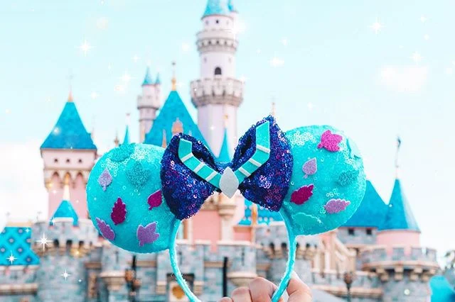Painting with all of the colors of the wind today! My Latest Pocahontas design is now available in my shop! .
.
.
Thank you so much to everyone that participated in yesterday&rsquo;s sale! I didn&rsquo;t realize a lot of mouse ears sold out and i did