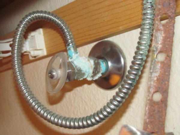 A supply line leak can sometimes looklike the valve is salted over with calcium.