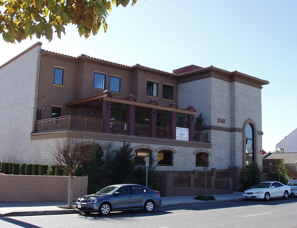 Building corner at street elevation