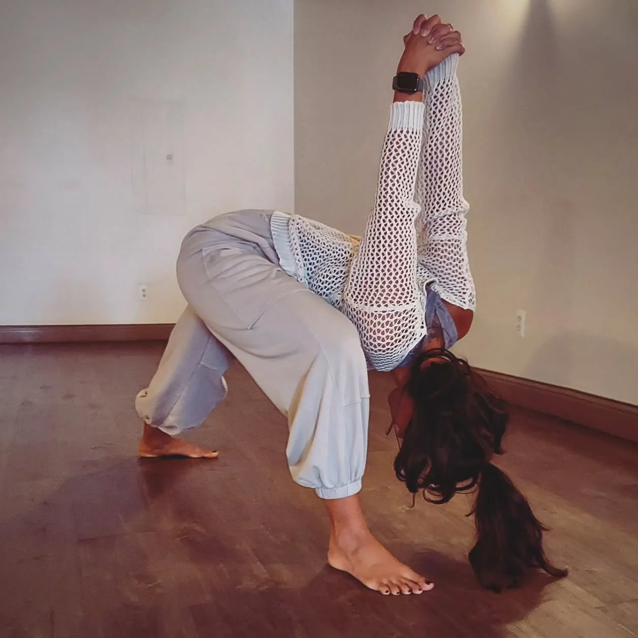 🌿Baddha Virabhadrasana (humble warrior) reminds us that we can be strong yet humble, fierce yet gentle, powerful yet soft. 

🌿When we bow into humble warrior, we acknowledge that our strength and our humility can walk the same path together...in ha