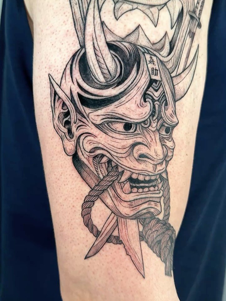 Client wanted to commemorate his recent battle with cancer and finishing chemo last month. We came up with an Oni mask w/ katana sword and the Filipino Bakunawa mask w/ maharlika sword. Thanks John 🫶🏽