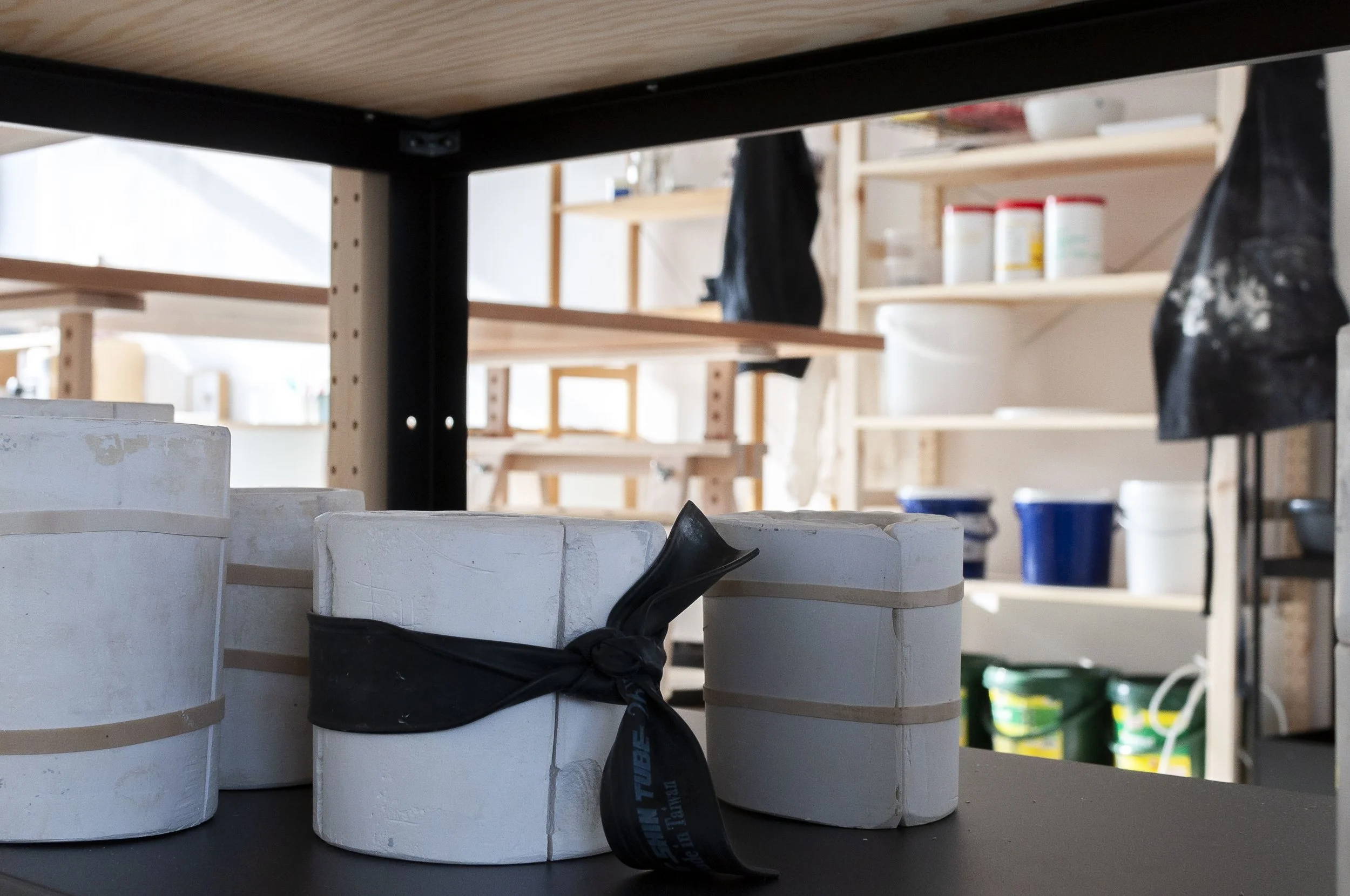  Vom Giessen über’s Bearbeiten bis zum Glasieren machst du alles selbst. Für die persönliche Note zeige ich dir verschiedene Engobetechniken zum Verzieren und individuellen Gestalten. 