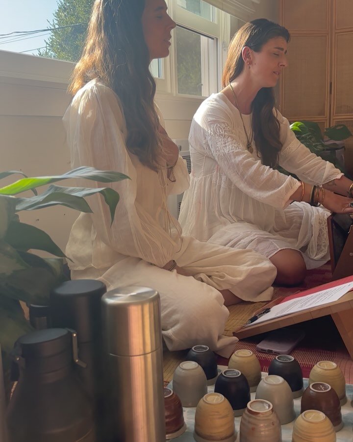 Invocation for the Supreme Divine Mother.
She who is Pure Bliss.
She who is Consciousness.
She who is Truth.
She who is Supreme.
✨🏺✨

Last Friday we gathered together at the Luminae space with @swanderina and @yellacatalana where we invoked the medi