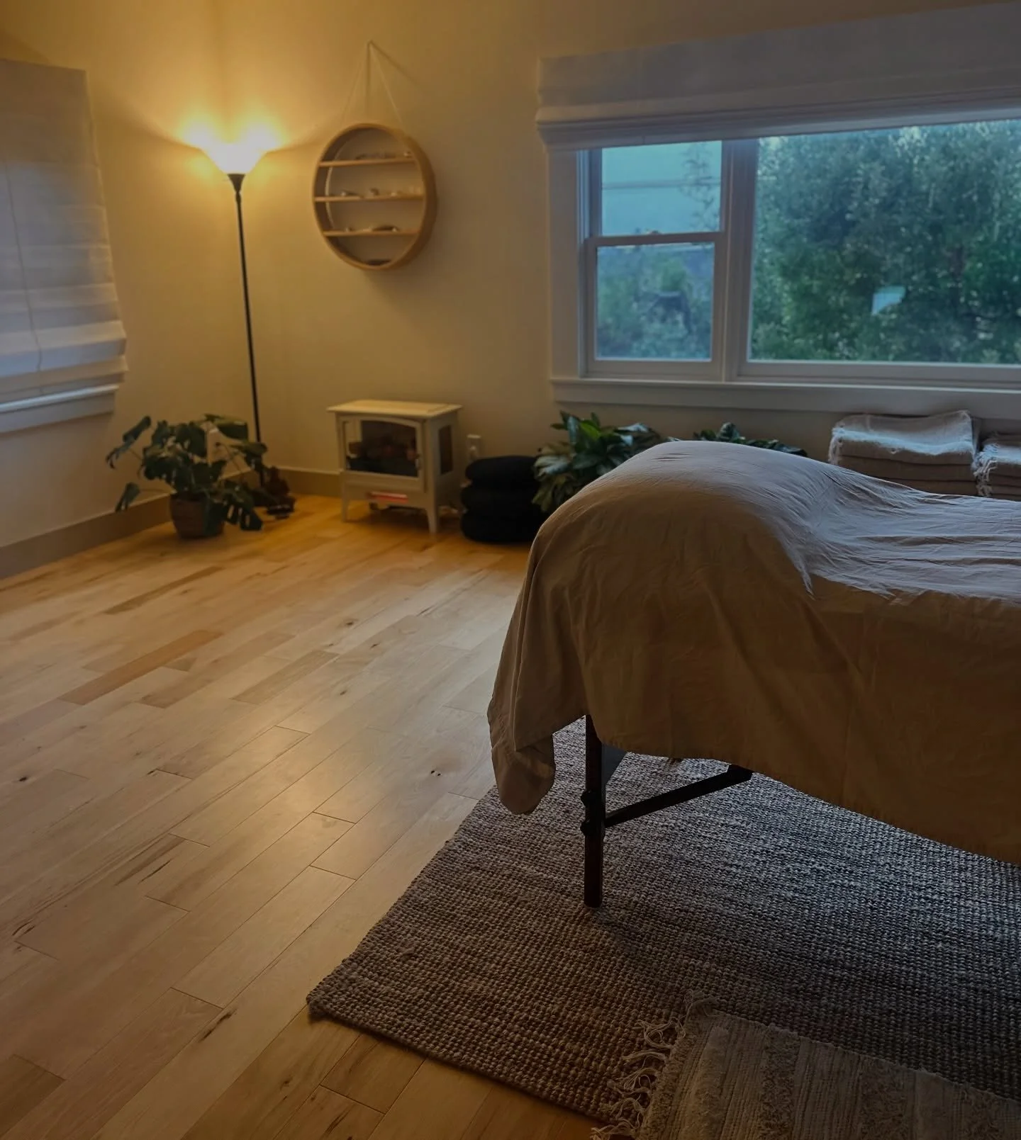 Postpartum Massage &amp; Bodywork 💗

In the postpartum period, your body holds so much. Hours spent feeding, rocking, and carrying your baby can leave you with aching shoulders, a tight neck, sore wrists, low back and hip pain. Postpartum massage is