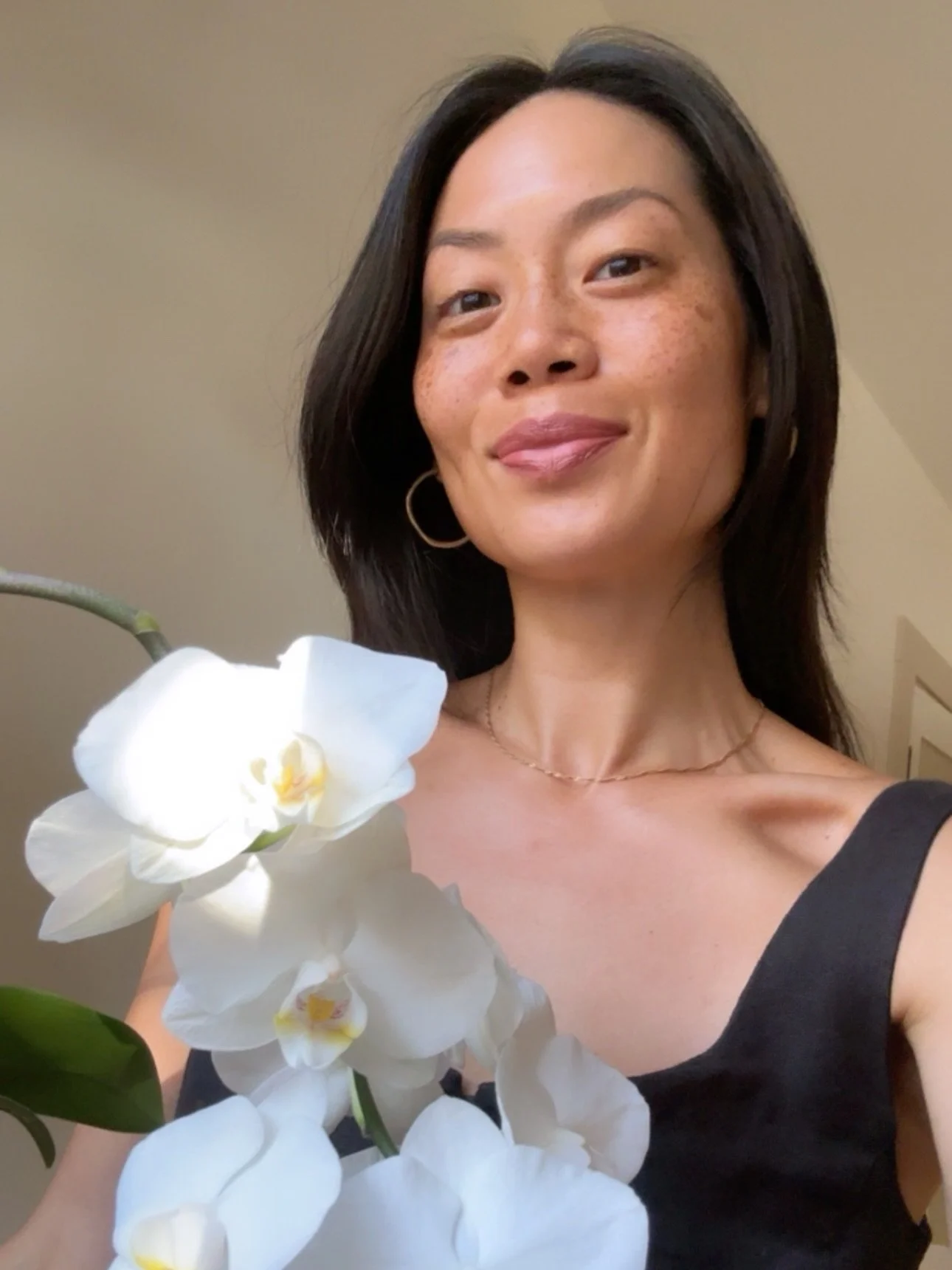 The power of Yin 🖤 The darkness of winter invites us into rest, stillness, and reflection. To withdraw our senses from the external world and turn our awareness inward. In moments of quiet meditation we can hear Spirit talking. Like a glass of muddy