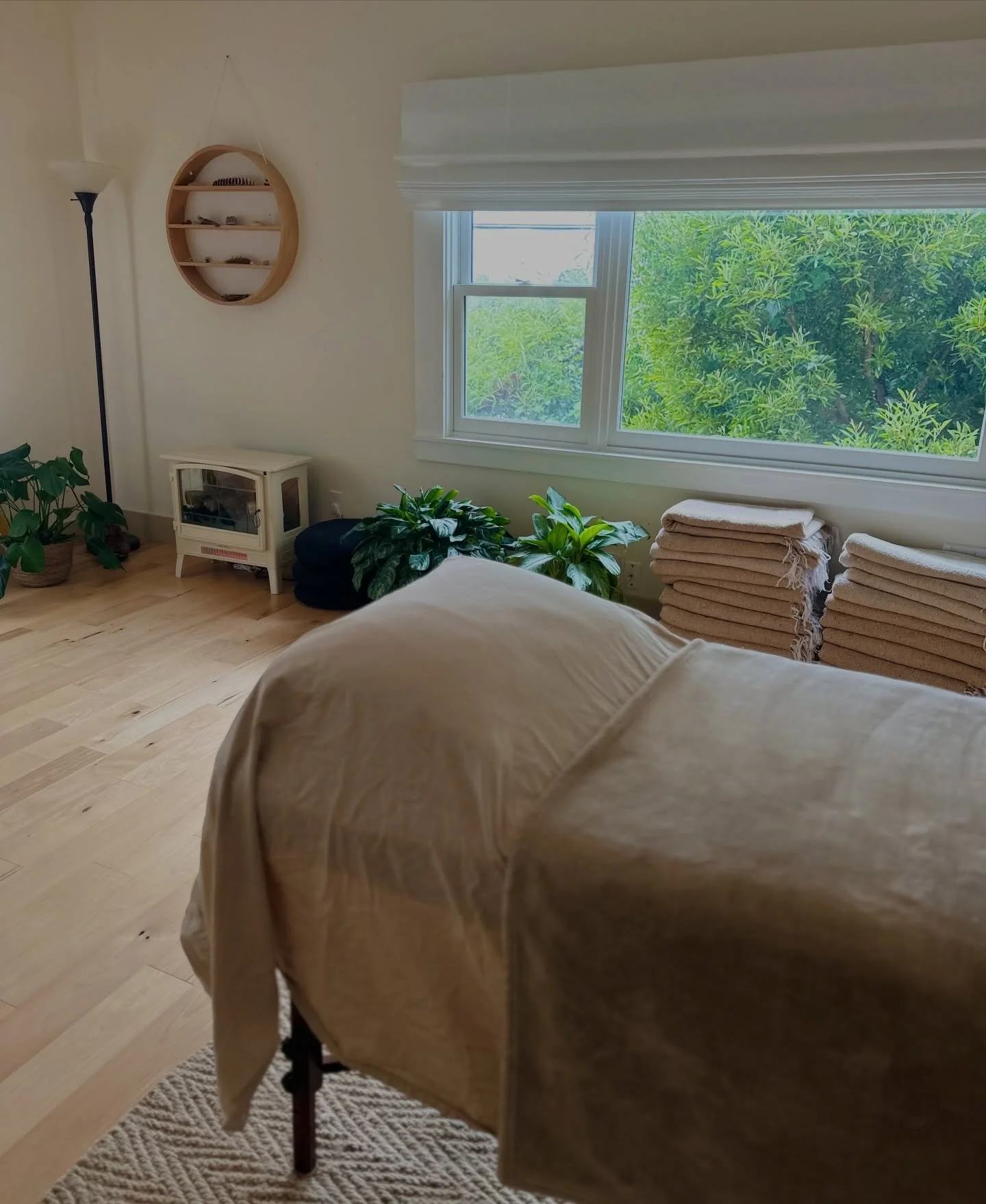 Lymphatic Drainage Massage 💗

Come experience this gentle, rhythmic treatment designed to support the body&rsquo;s natural detoxification process by stimulating the lymphatic system. 

The full-body session includes the abdomen, limbs, face, and sca