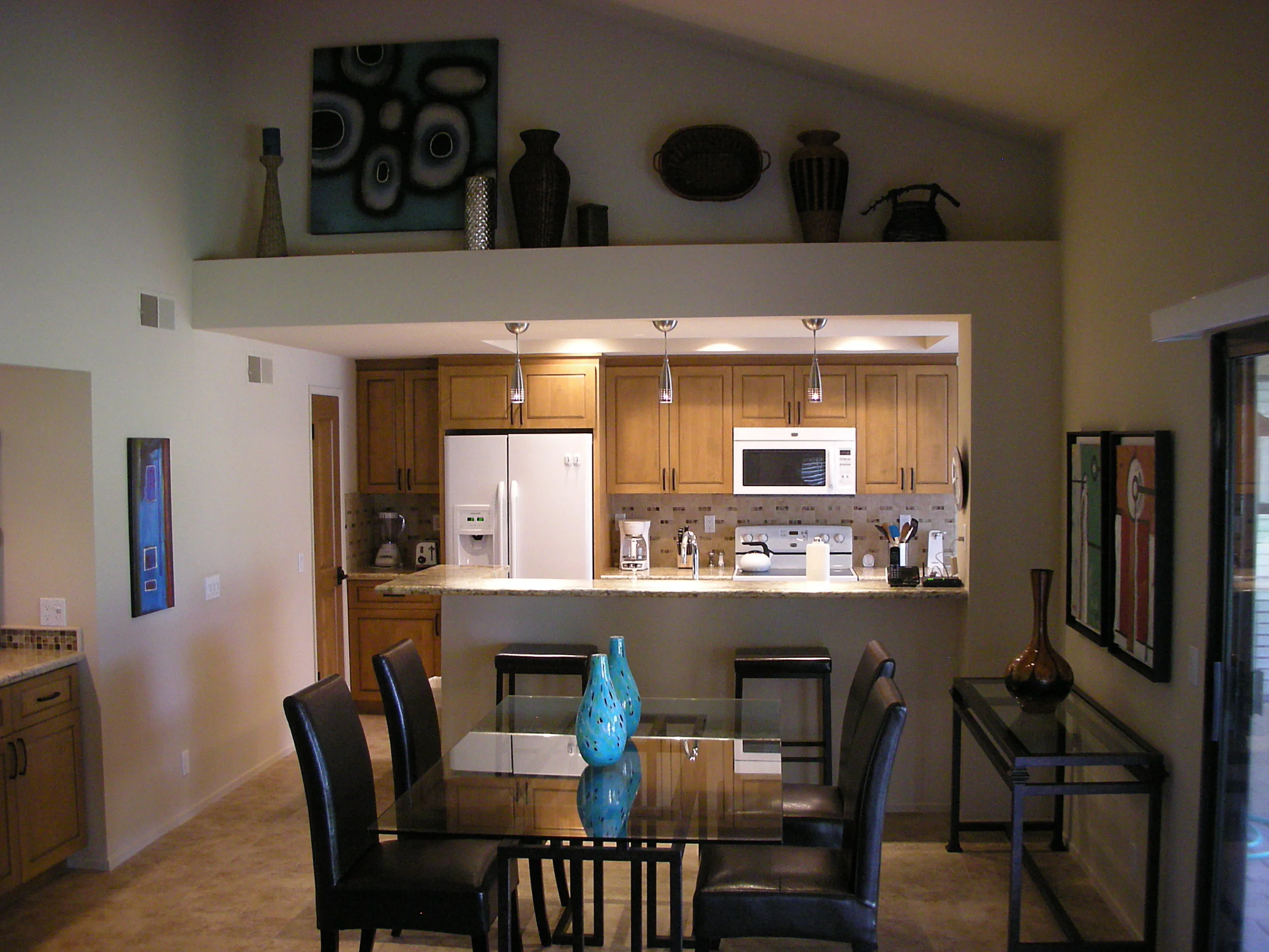 Dining room seats 6 with wet bar