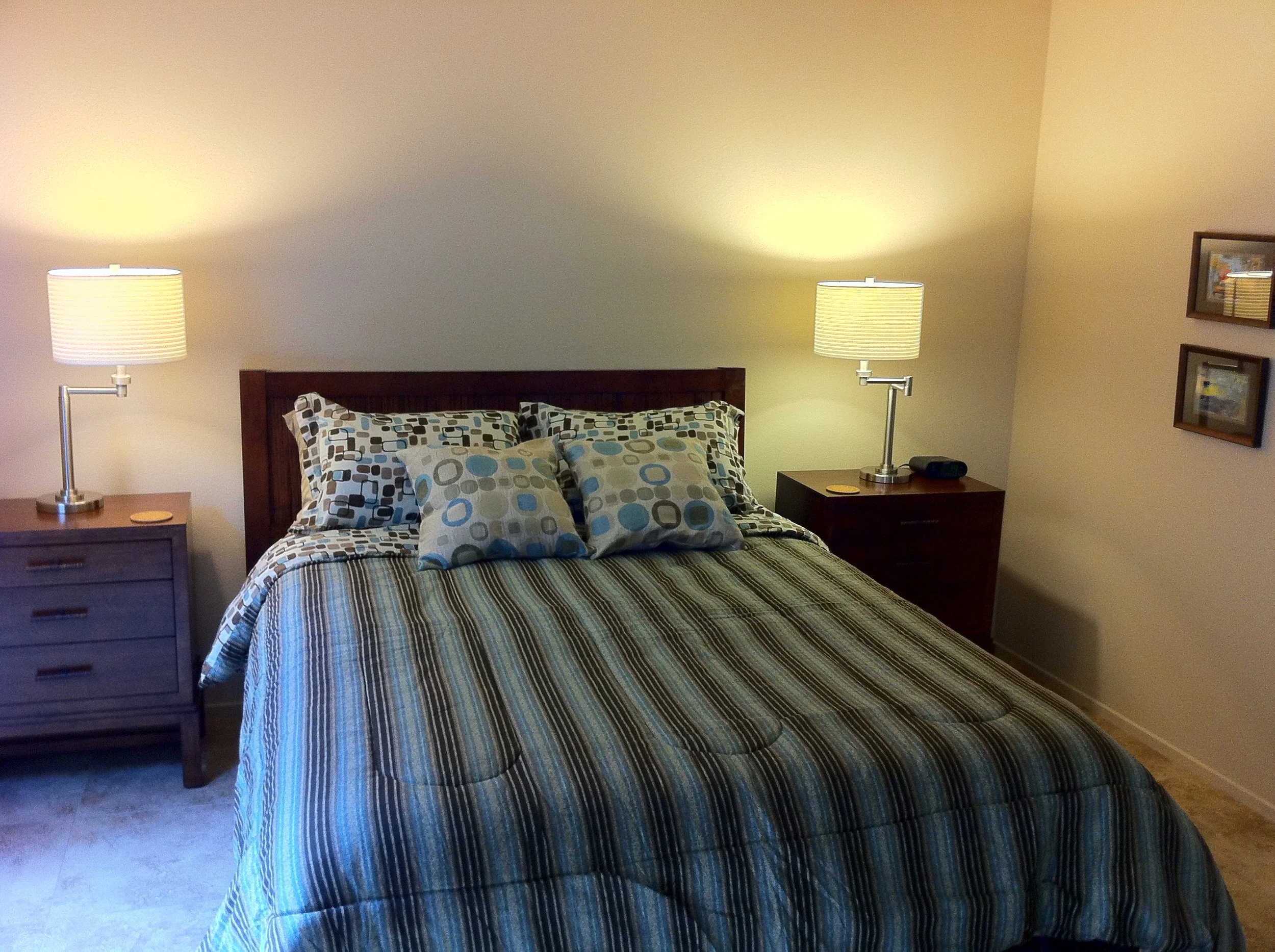 Guest bedroom: Queen bed