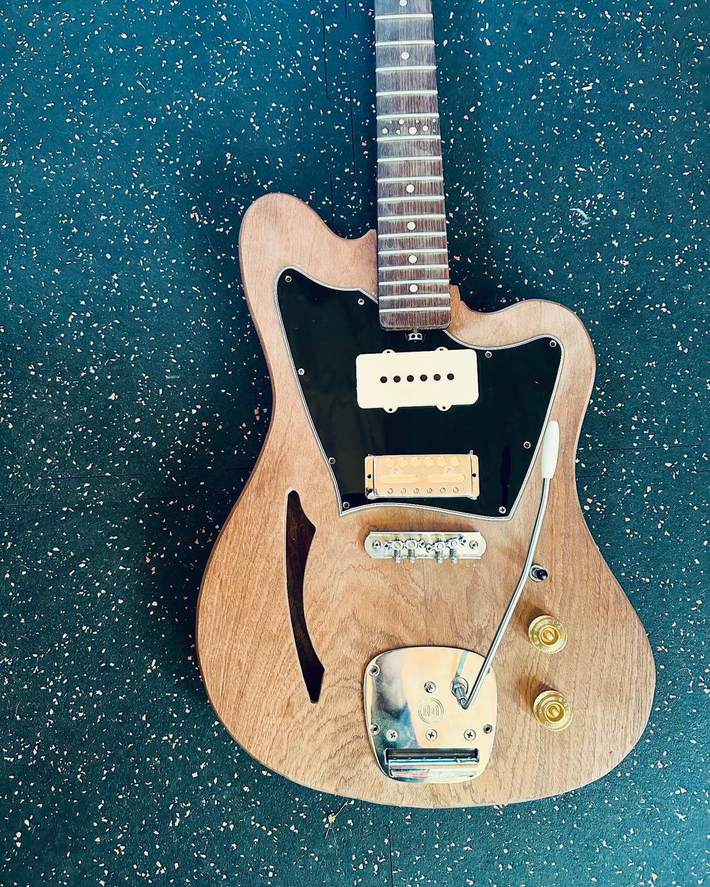 Last in the newest batch of electrics is a highly chambered Honduran mahogany body, with a @masterybridge and vibrato, @lollarpickups Jazzmaster neck and surface mount goldfoil bridge, with a 25&rdquo; scale rosewood neck.  25&rdquo; scale is difficu