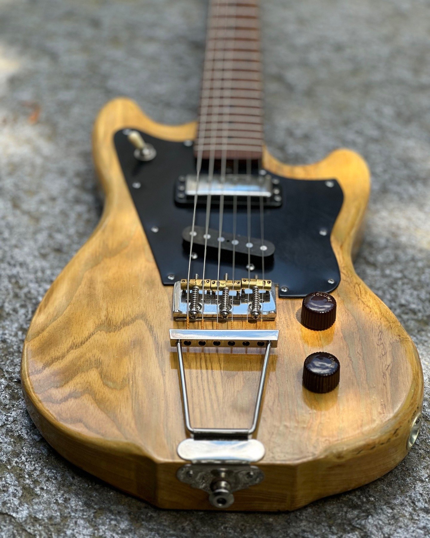 I built this guitar for the aforementioned Austin Hatch @strangelibraryrecords in 2014, one of the first that I finished. I was working for Trevor Healy @healyguitars at the time, trying to figure out how to find my own design language, my own path t
