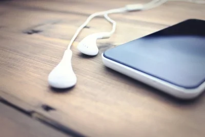 Iphone and Earbuds pic.jpg
