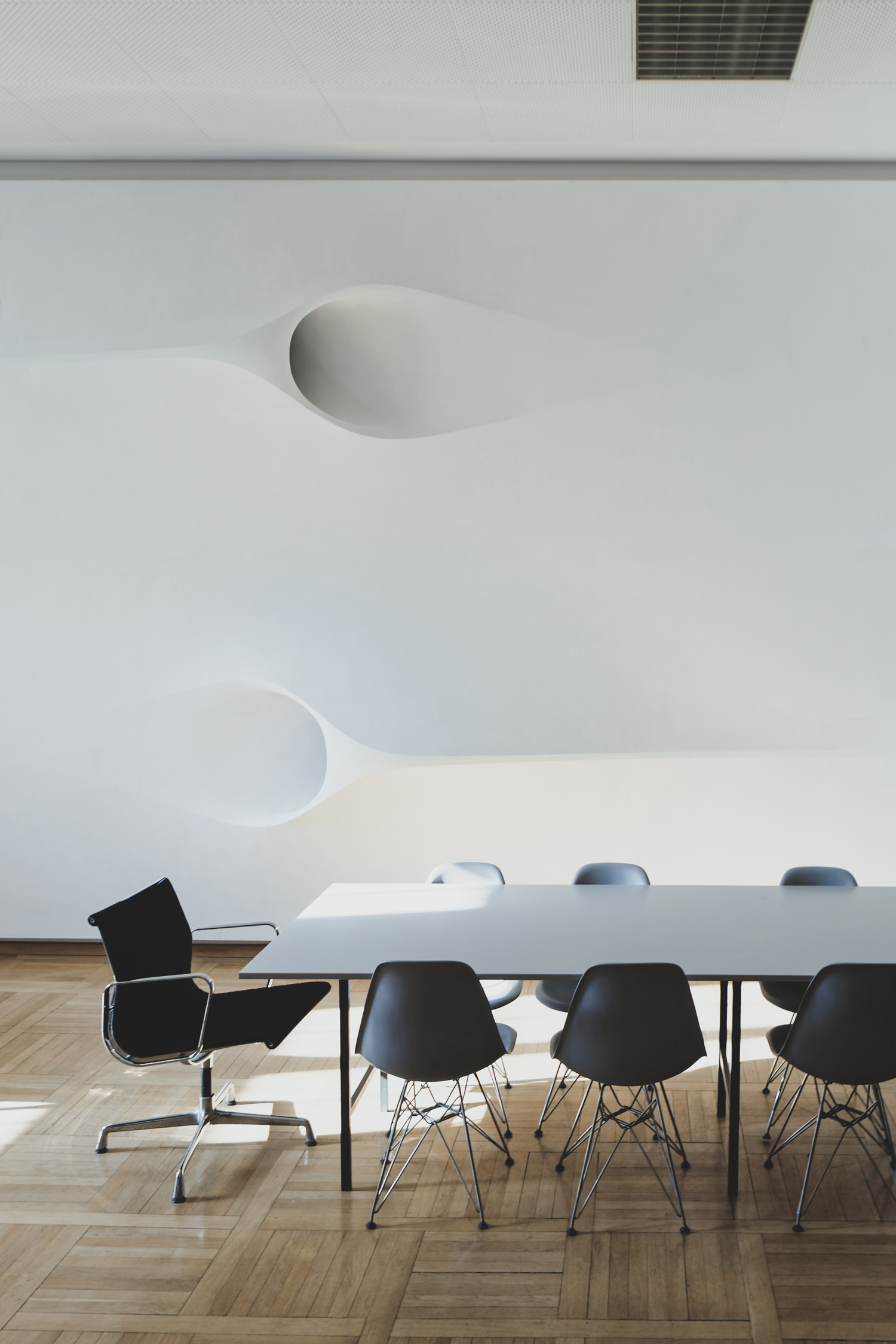 projector-ceiling-moh-architects-joerg-hugo-conferencetable1.jpg