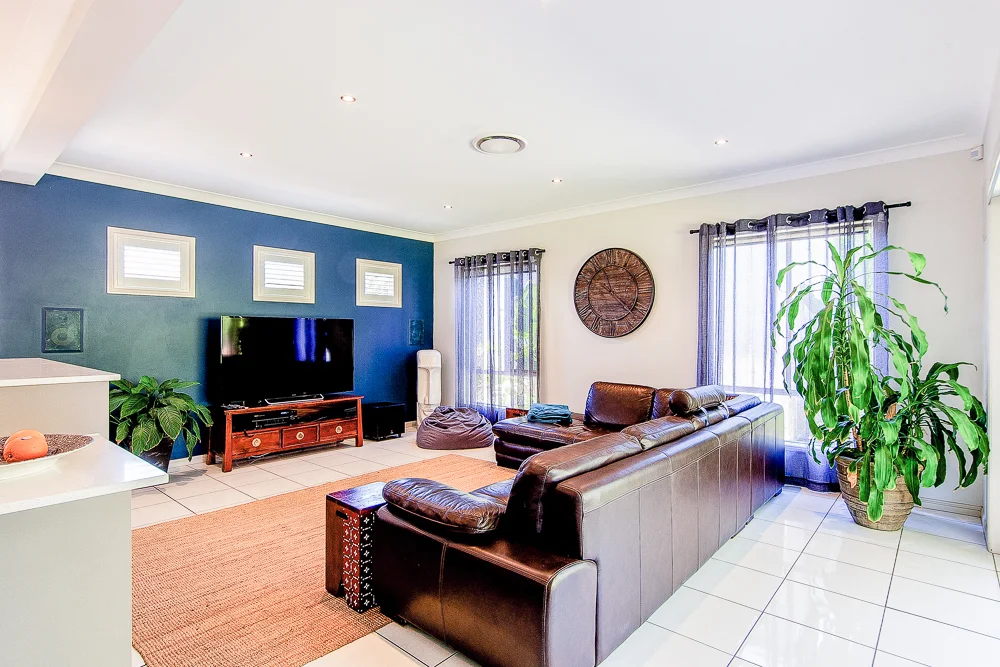 08 - 15 Strathburn Cr - Small.jpg