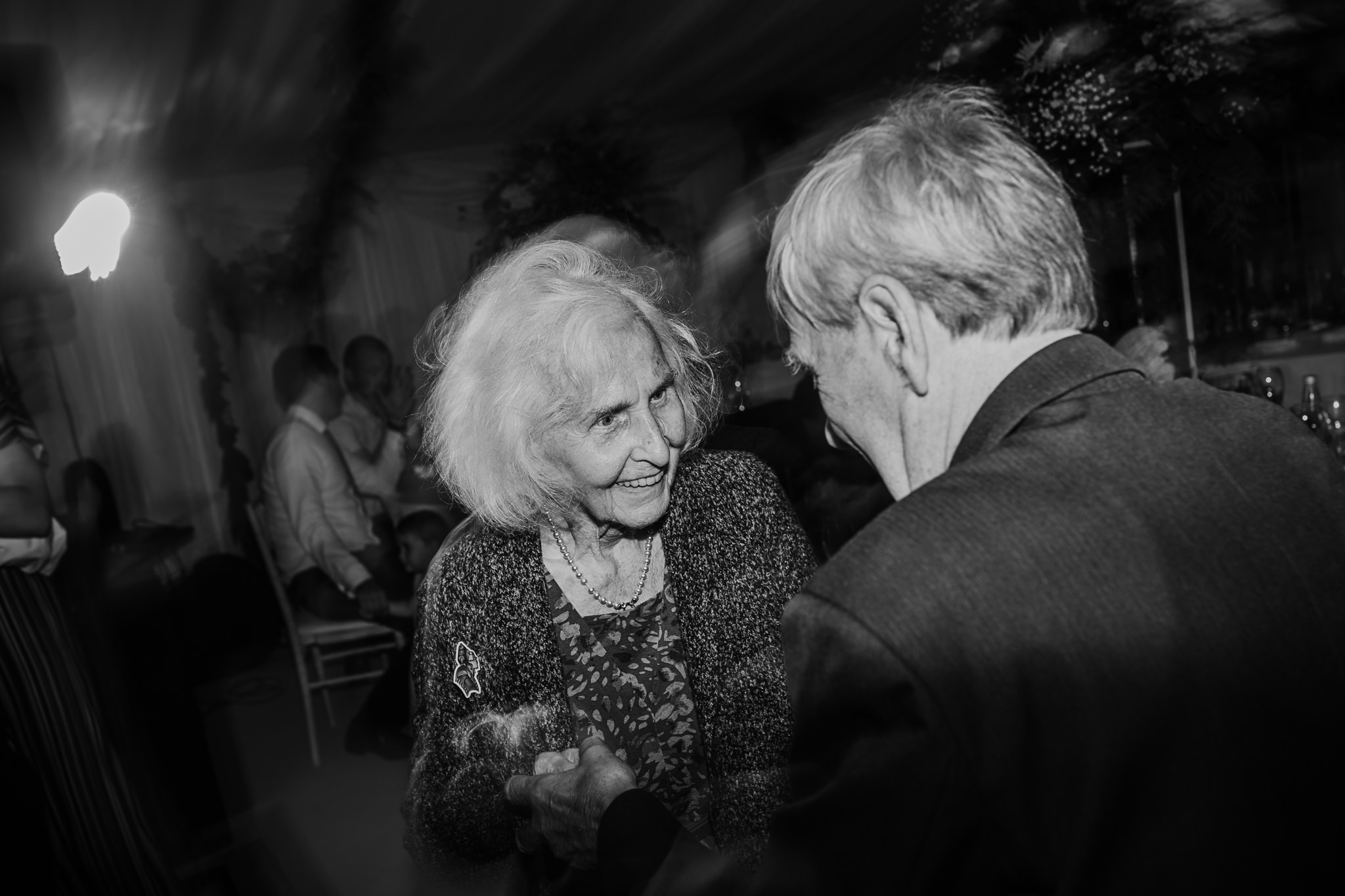  sweetest moment ever grandparents dancing at wedding reception 