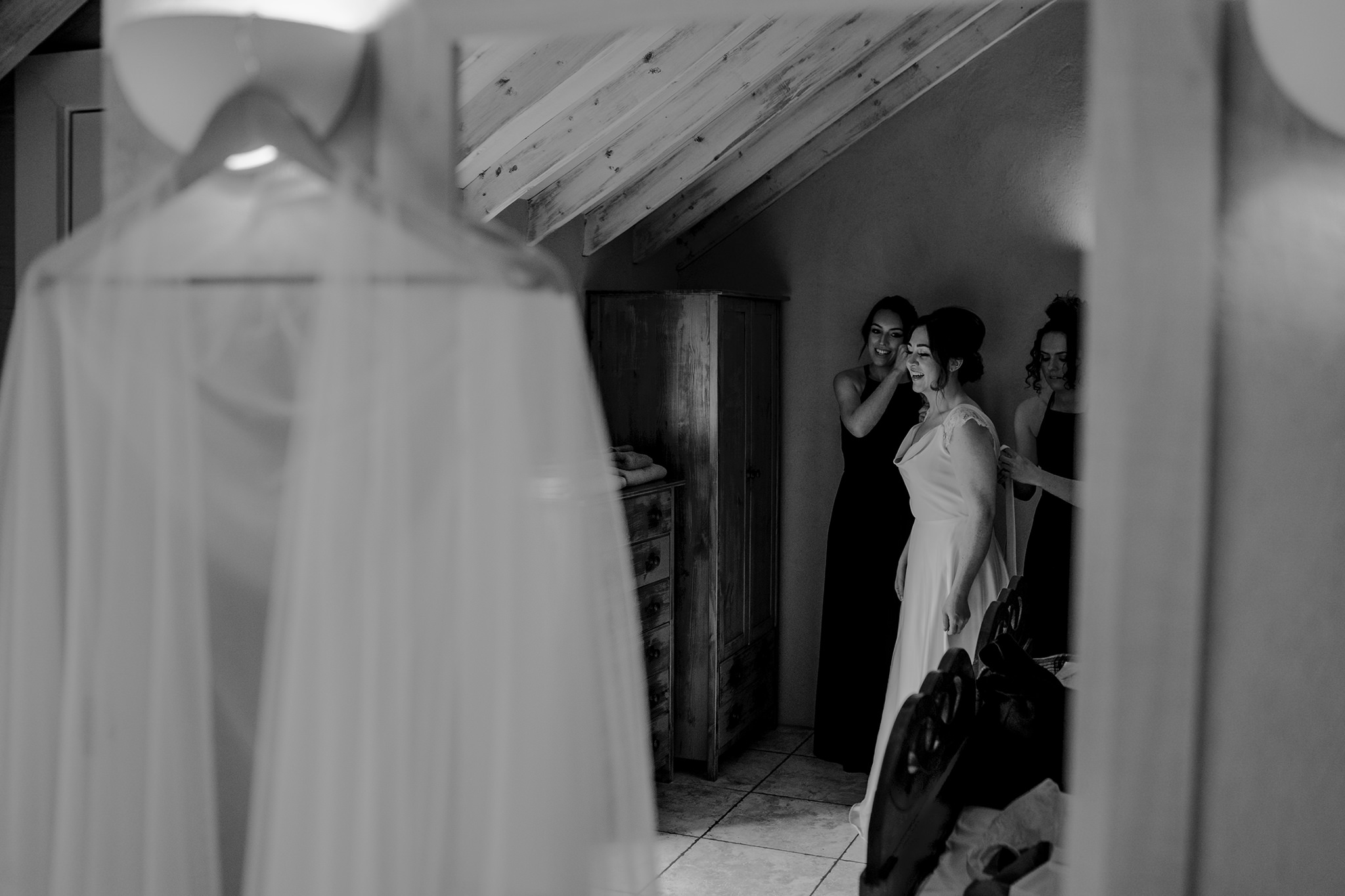 limepark-cottages-bride-getting-ready-wedding-day