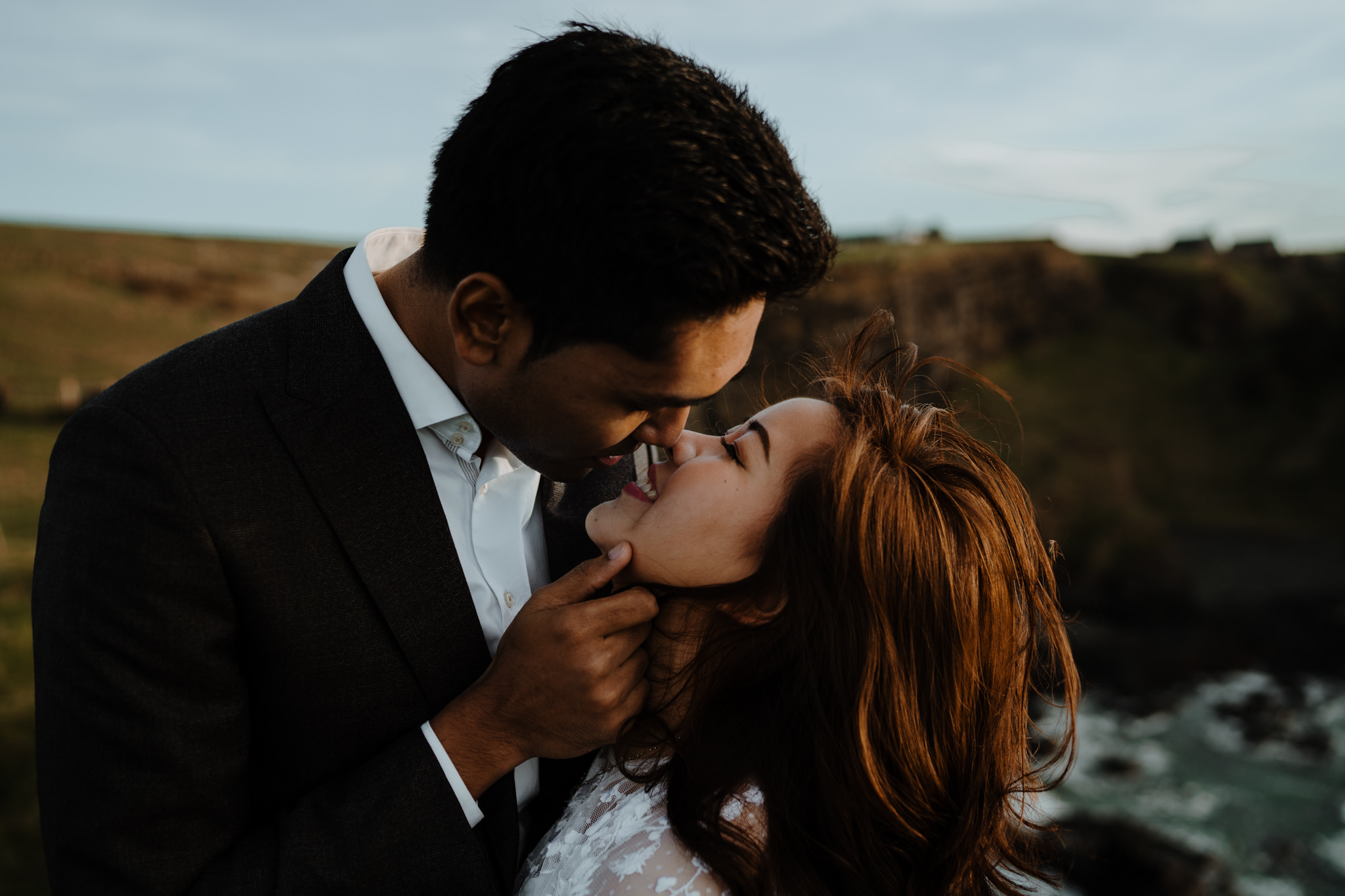Northern-Ireland-elopement-photographer-Irish-elopements-dunluce-castle-kiss-asian-couple