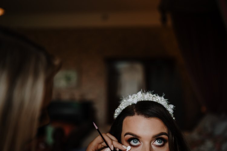 Bridal-prep-makeup-Hilton-park-clones-wedding