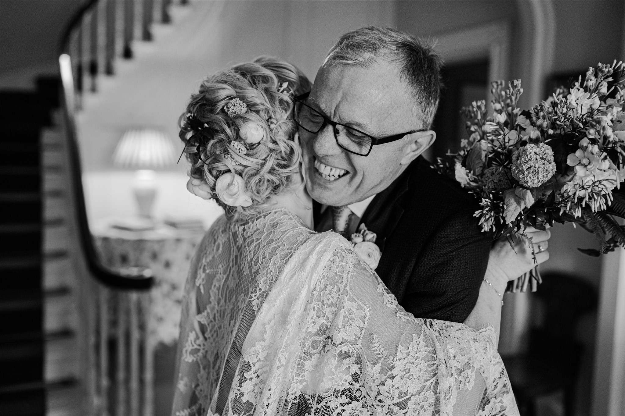 Emotional first look hug father of the bride ni wedding