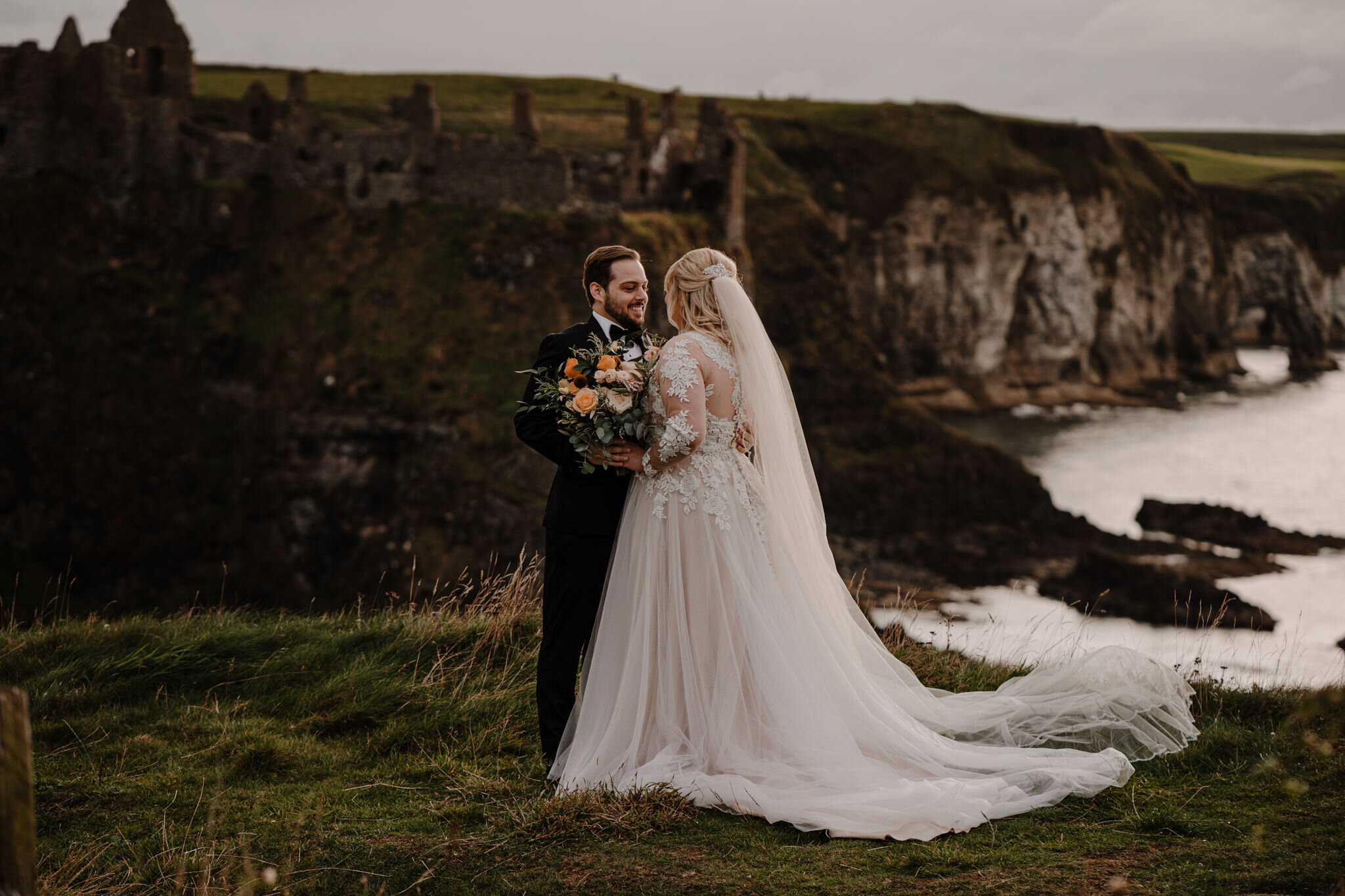 Northern-Ireland-elopement-photographer-Irish-elopements-dunluce-castle