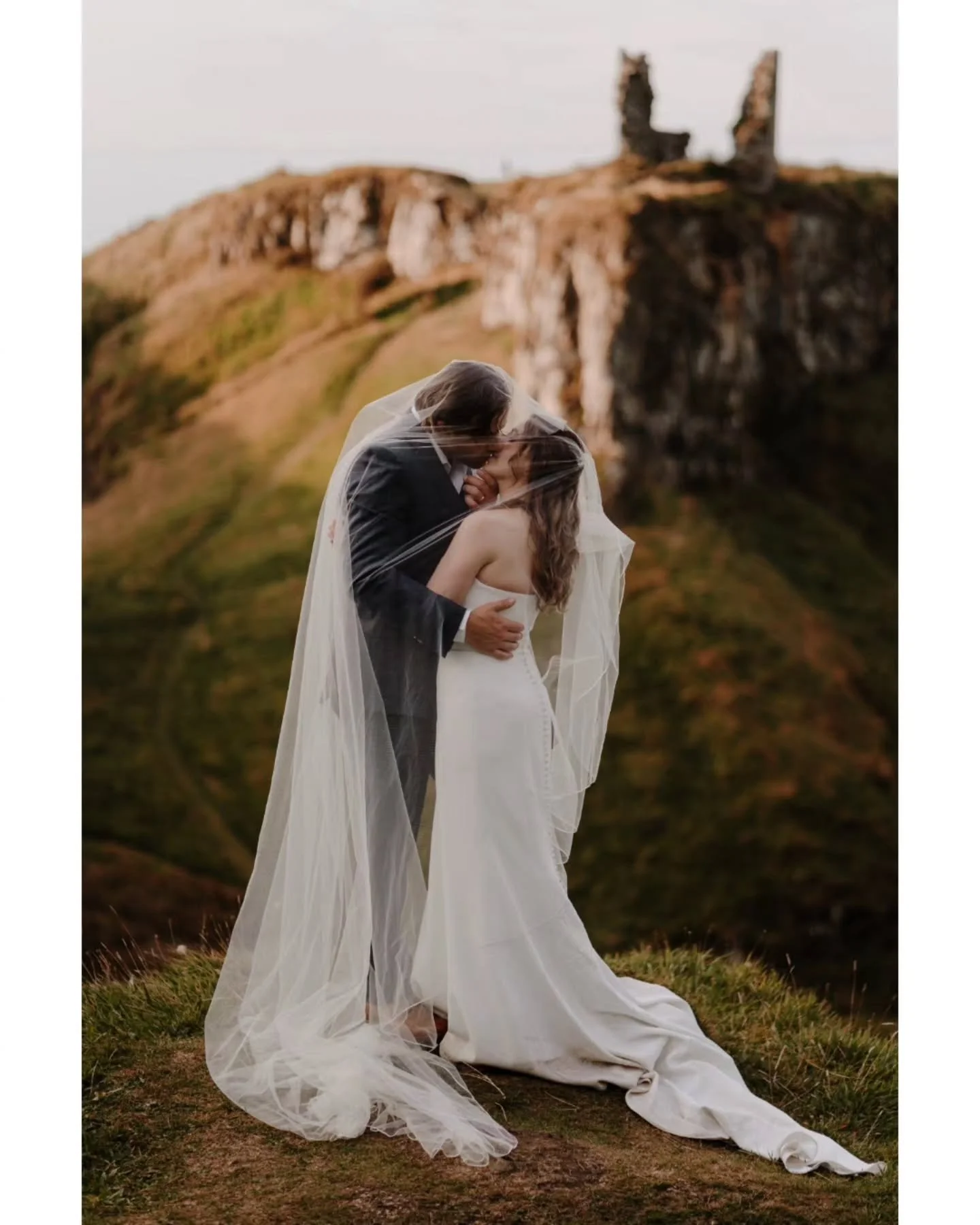 It&rsquo;s easy to see why eloping on the Causeway Coast in the autumn is so popular. 🍂✨ Golden light, dramatic scenery, and that wild, untamed energy that makes this place feel like pure magic.

Megan and Paul chose to elope on the causeway coast e
