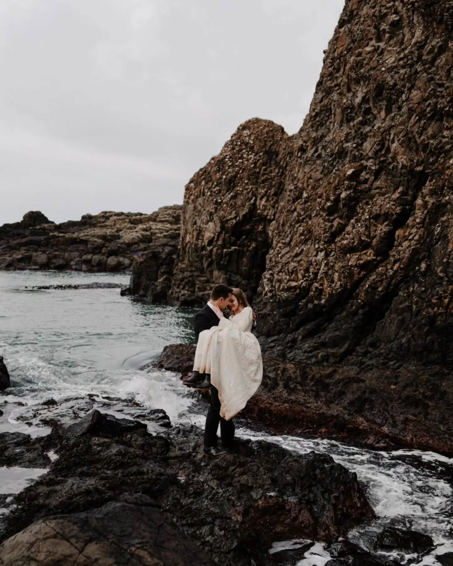 First elopement of 2026 and proof that winter on the Causeway Coast is still wildly cinematic.

Jillian and Corbin chose to elope in Northern Ireland in the quieter months, and I know winter makes people nervous. The cold, the wind, the what ifs.

Bu