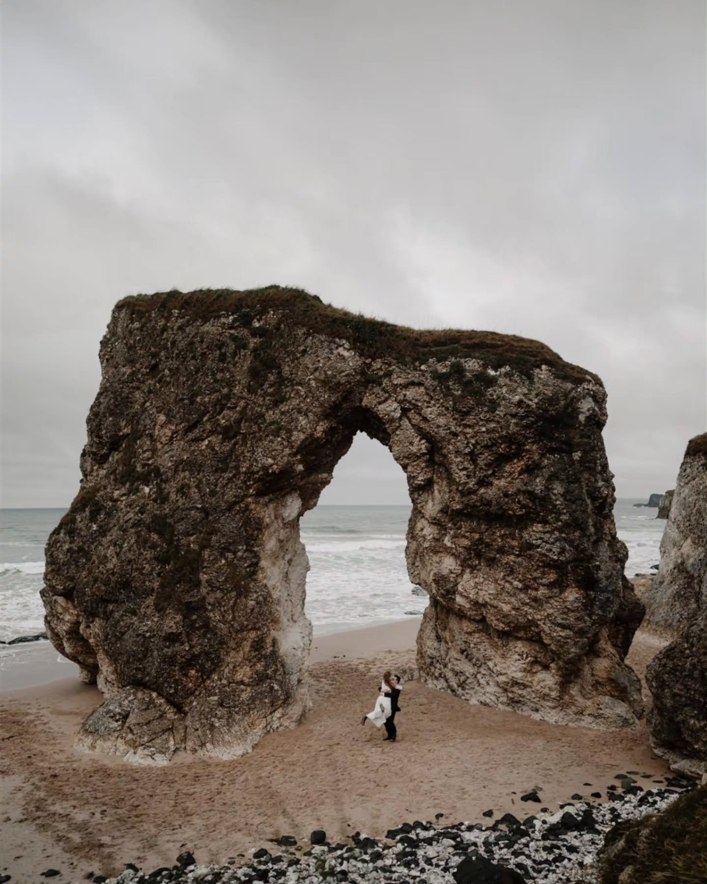 It was freezing

The wind tried to steal half the vows.

At one point we were running against the incoming tide, timing our steps between waves.

And honestly? It was so perfect. Not because it was comfortable. But because it was theirs.

Ireland in 