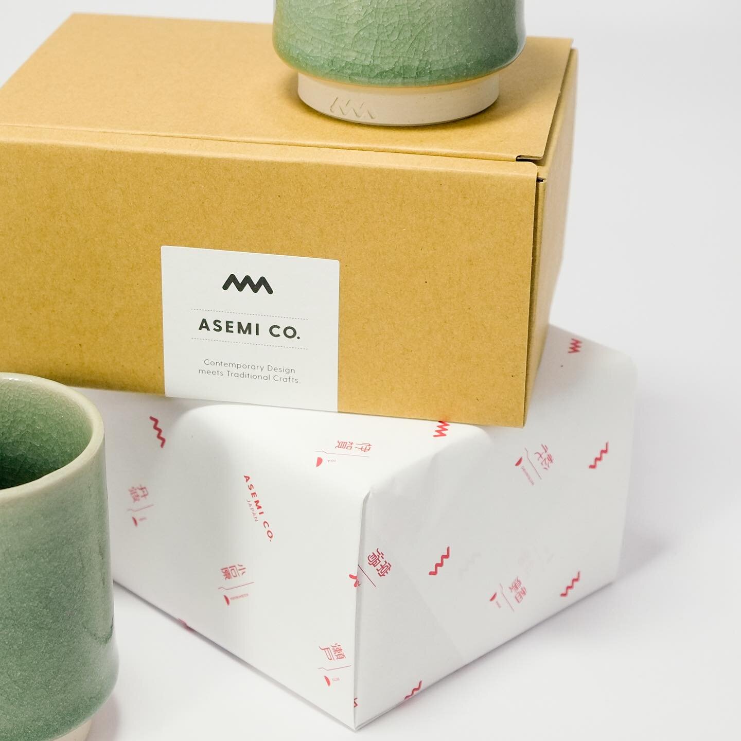 Unwrap the artistry of tea with our Soma-yaki cup gift set &ndash; a perfect harmony of tradition and elegance. Delight in the craftsmanship of one large and one small cup, beautifully presented in Asemi Co.&rsquo;s original wrapping paper. 

ギフトセットの