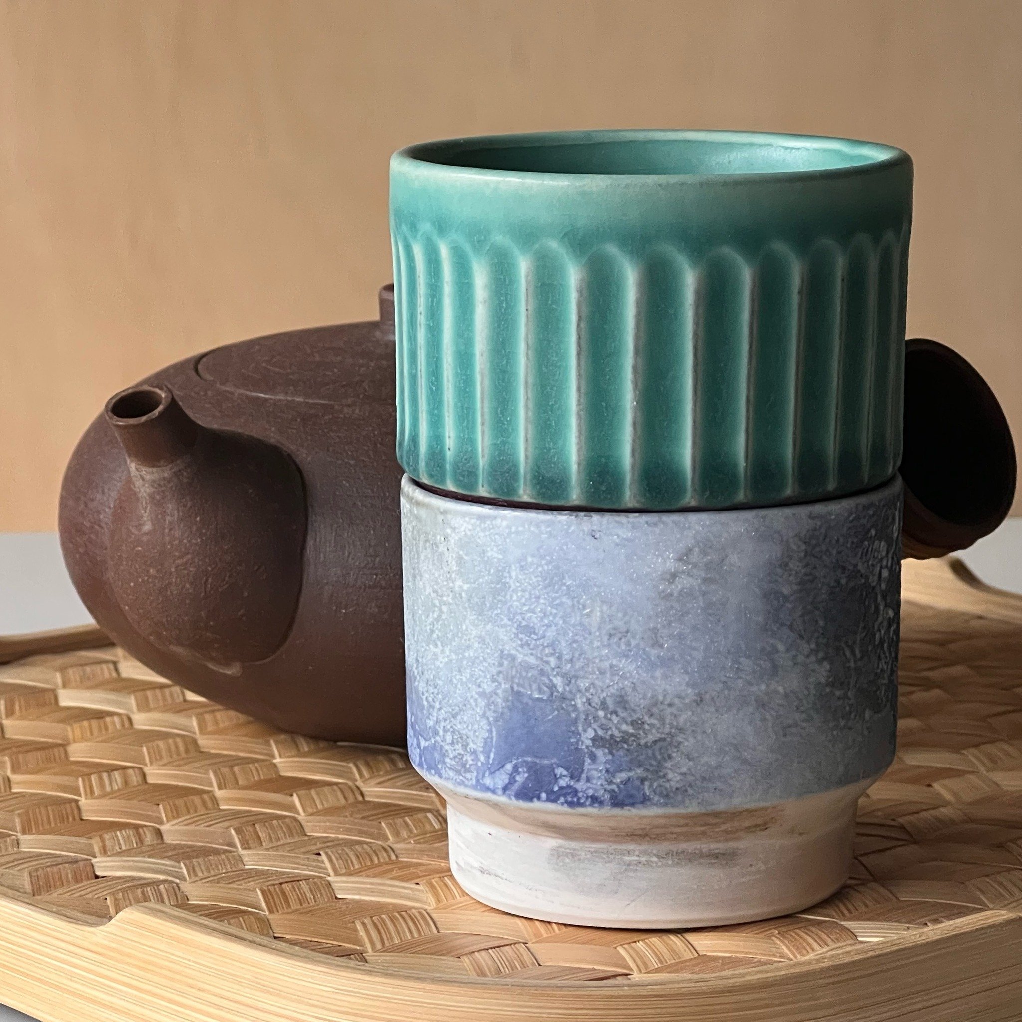 Serene blue Kasama-yaki porcelain cup meets vibrant turquoise Tanba-yaki ceramic cup. Their textures and hues create a symphony of sophistication, perfectly complemented by the organic charm of our &lsquo;Studio Dapur&rsquo; bamboo tray. 

穏やかな青色の笠間焼