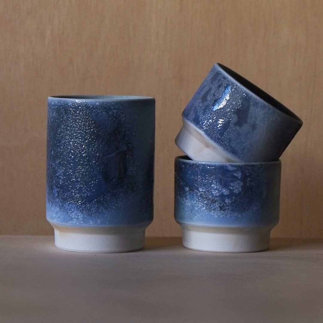 Each piece unique. The blue glaze emerges from beneath a layer of soot.

一つひとつが唯一無二。すすの層の下から青い釉薬が浮かび上がります。