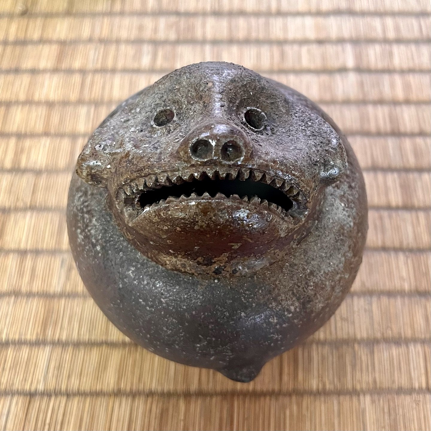 Third generation potter Oogami Yuki leading  tradition into the future through his contemporary works.

三代目陶芸家の大上裕樹は、革新的な現代作品を通じて伝統を未来へと受け継いでいます。