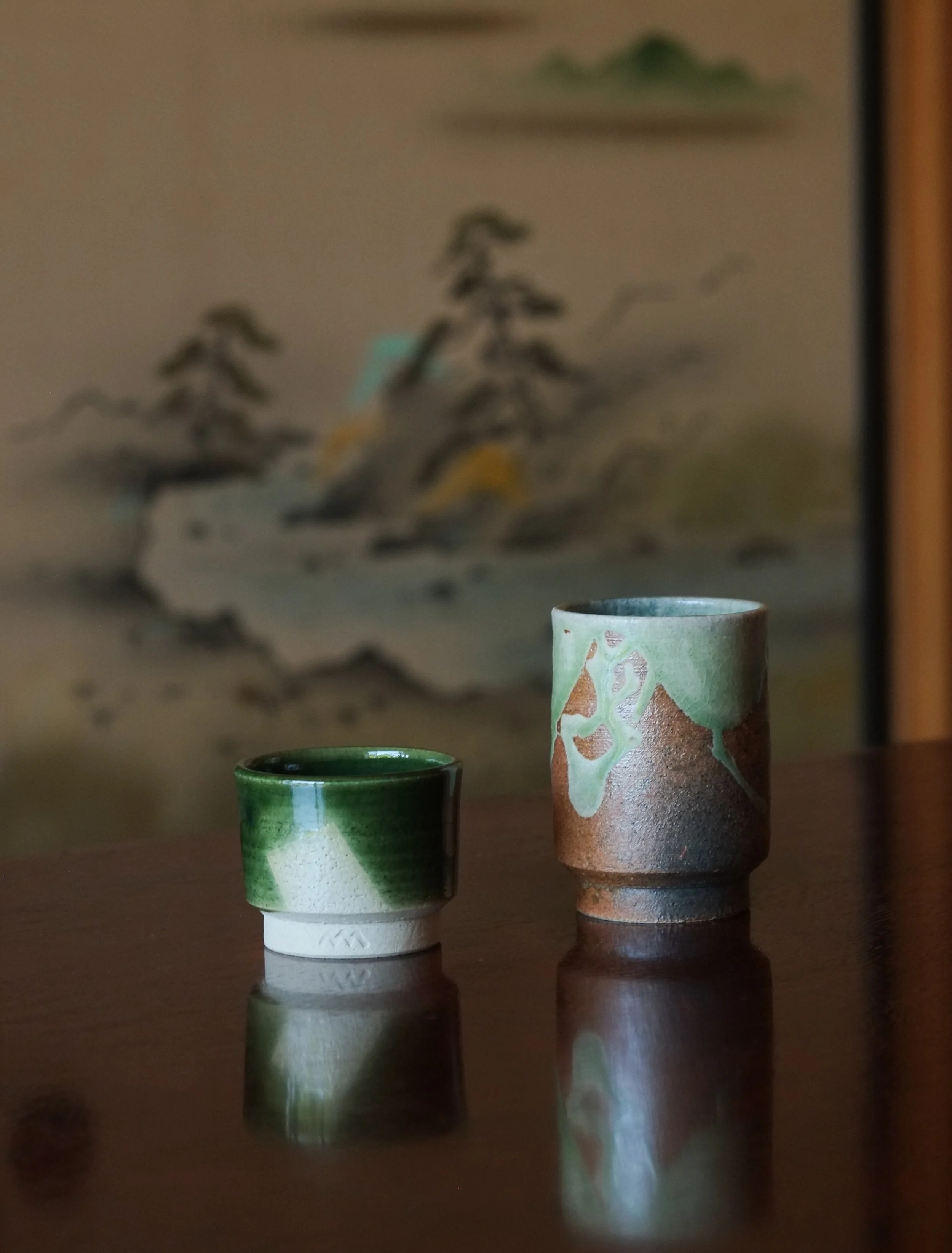 Two distinct stories, one table. 🍵

On the left, the vibrant Seto-yaki Oribe cup brings a sharp, artistic touch to your daily tea ritual. Beside it, the Shigaraki-yaki Scarlet cup embodies the wabisabi aesthetic, grounding the space with its earthy,