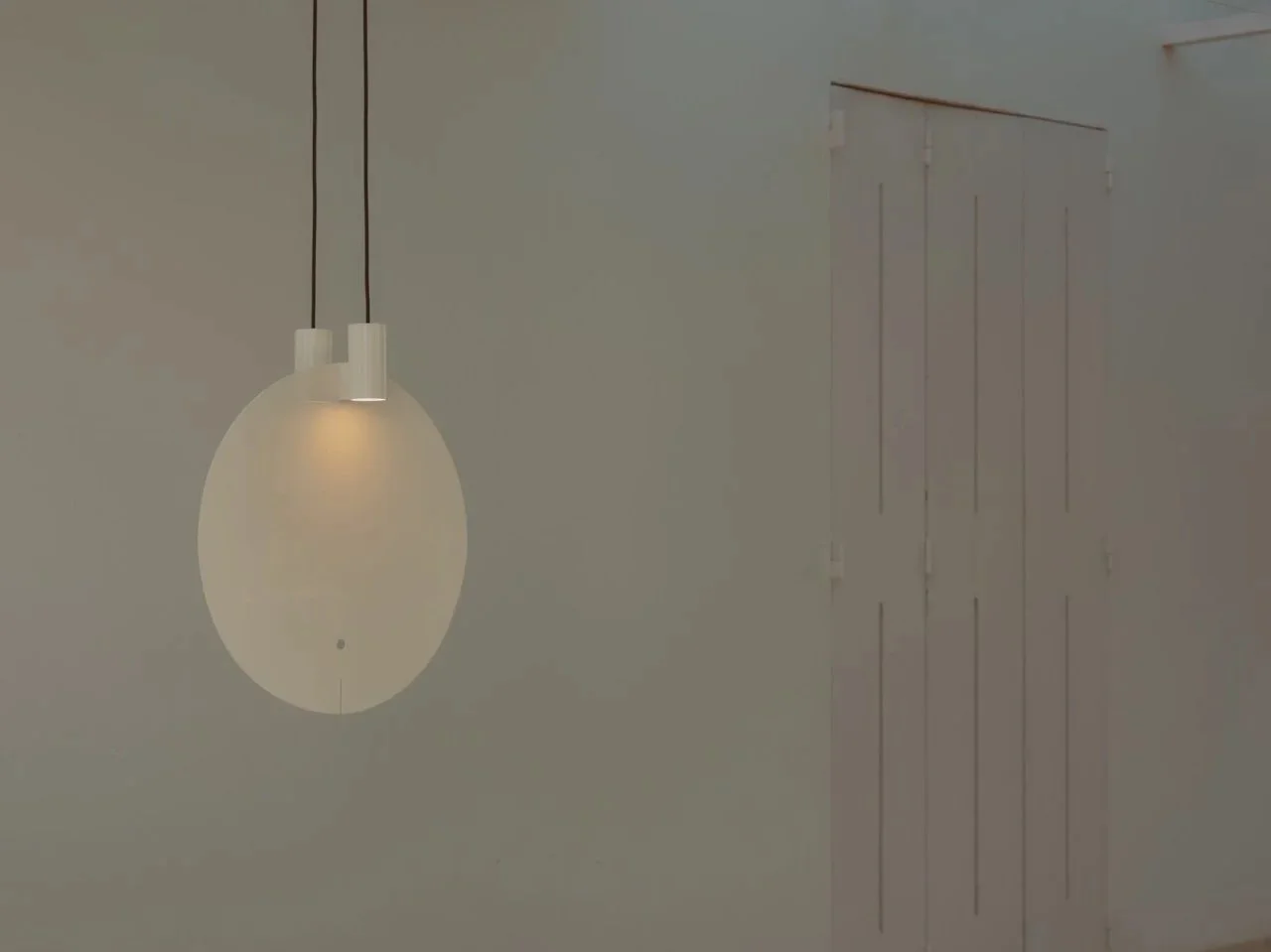 Bijou-L-blanca-suspension-ON-JaraVarela-SantaCole-Delta-2023-02-x2400-1280x1707.jpg