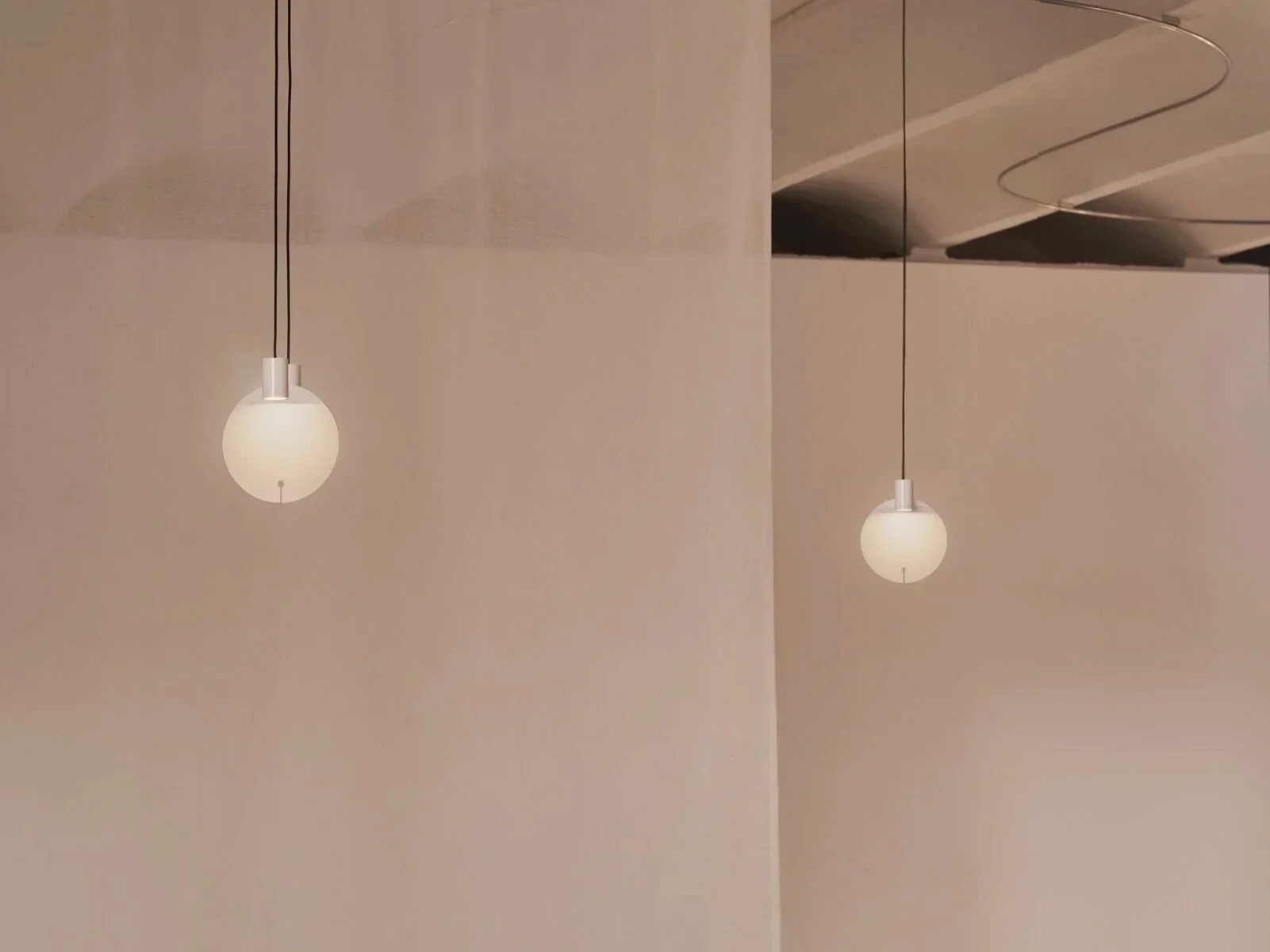 Expo-Brossa-Galeria-SantaCole-ClaudiaMaurino-2024-69-Bijou-blanca-Subeybaja-RET-x2400.jpg
