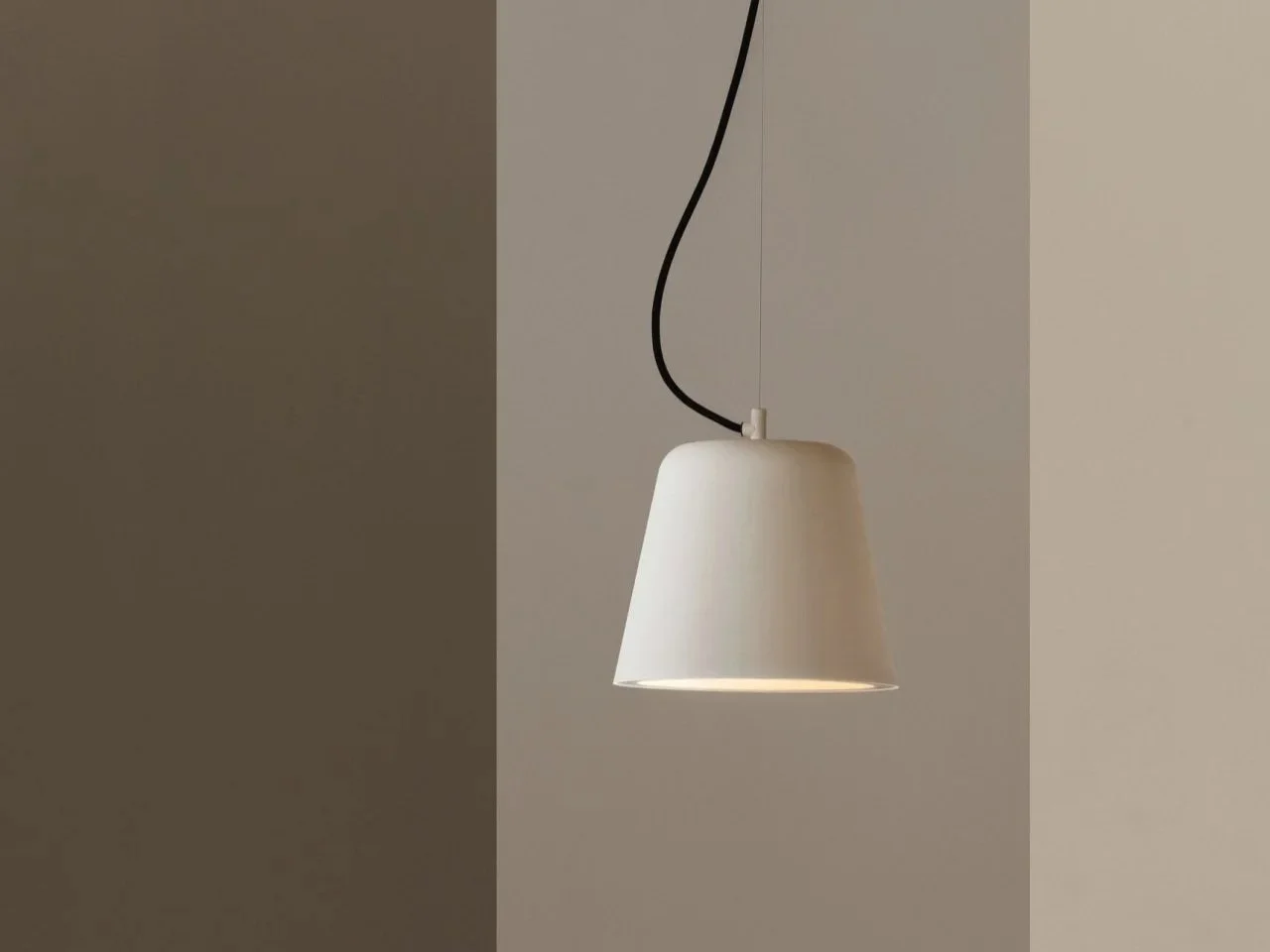Vaso-blanco-SantaCole-Enric-Badrinas-2022-05-x2400-1280x1792.jpg