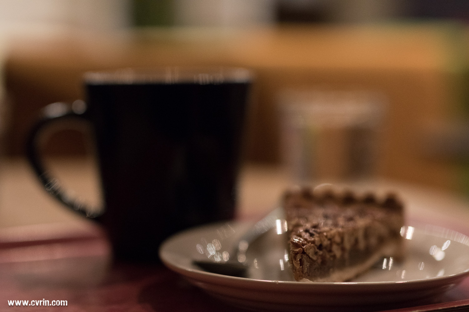 Café pour Monsieur et chocolat chaud pour Madame, le tout agrémenté de gâteaux, le combo parfait du fika au milieu de la journée!