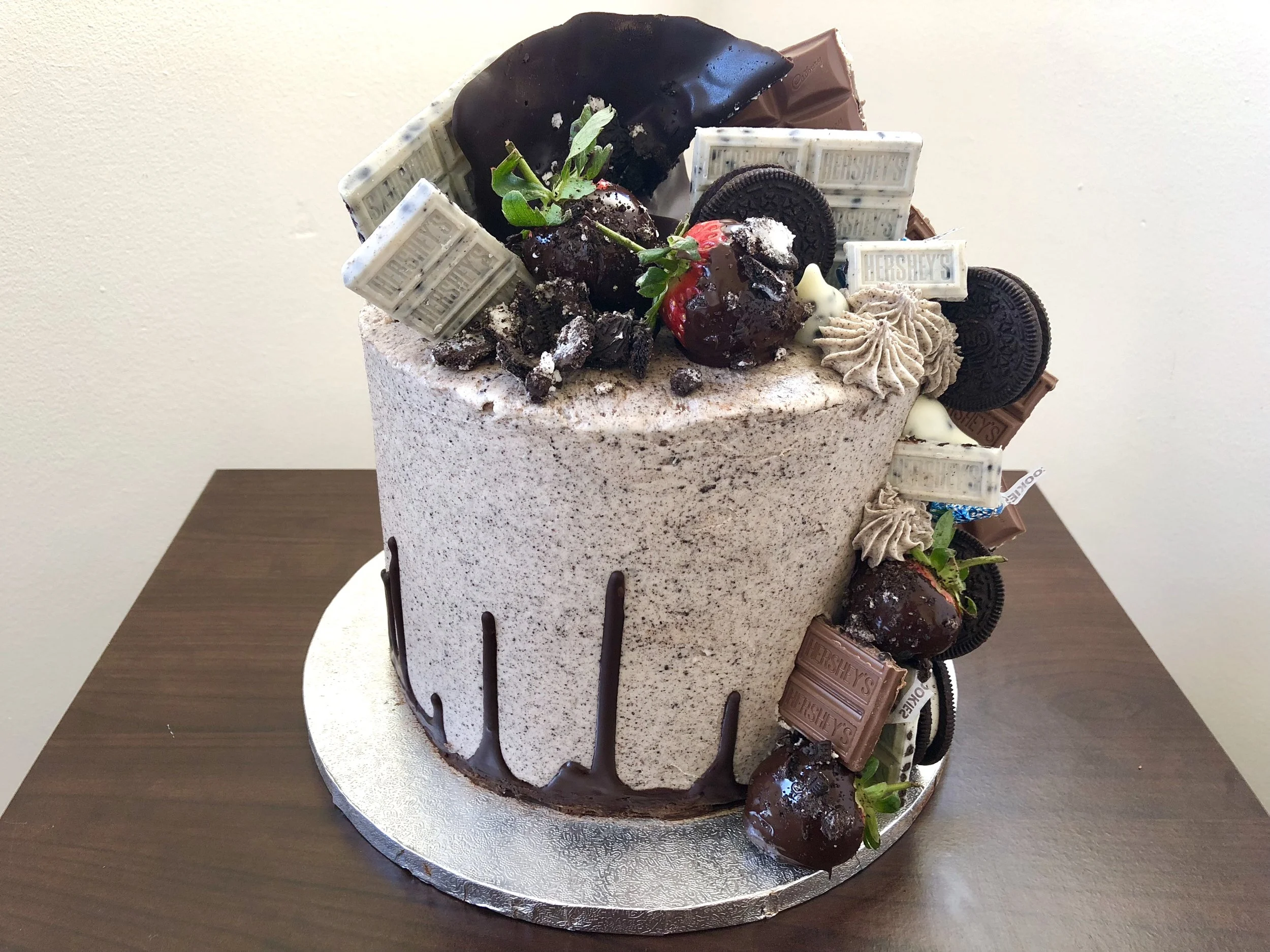 Upside Down Drip Cookies n' Creme Cake 